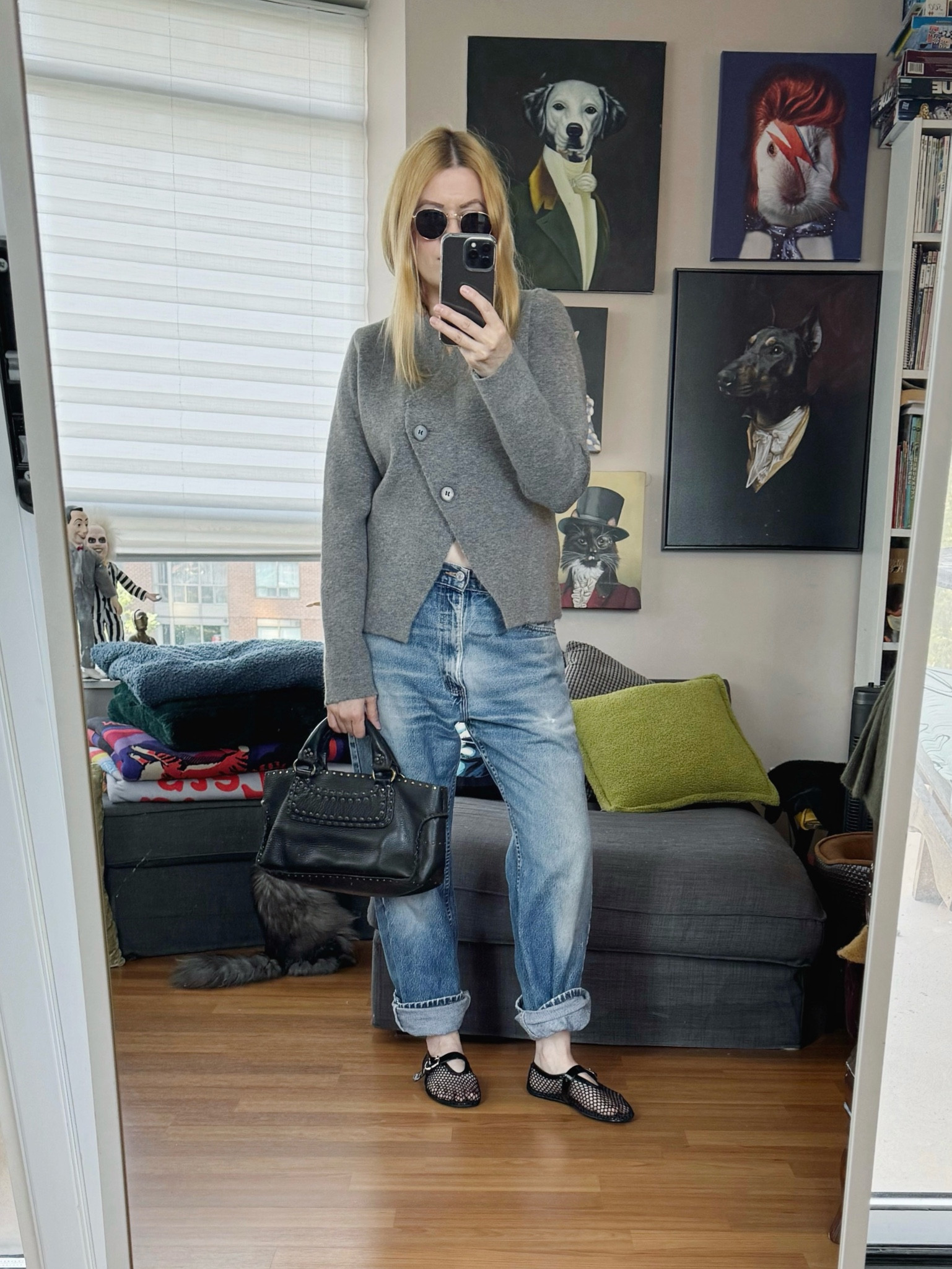 Im happy to be able to resurrect this cardigan for the season.
Jeans and bag are vintage. 
 •
#falllook #vintageceline #vintagelevis  #torontostylist #StyleOver40  #secondhandFind #fashionstylist #slowfashion #FashionOver40  #MumStyle #genX #genXStyle #shopSecondhand #genXInfluencer #genXblogger #secondhandDesigner #Over40Style #40PlusStyle 


#LTKOver40 #LTKShoeCrush #LTKStyleTip