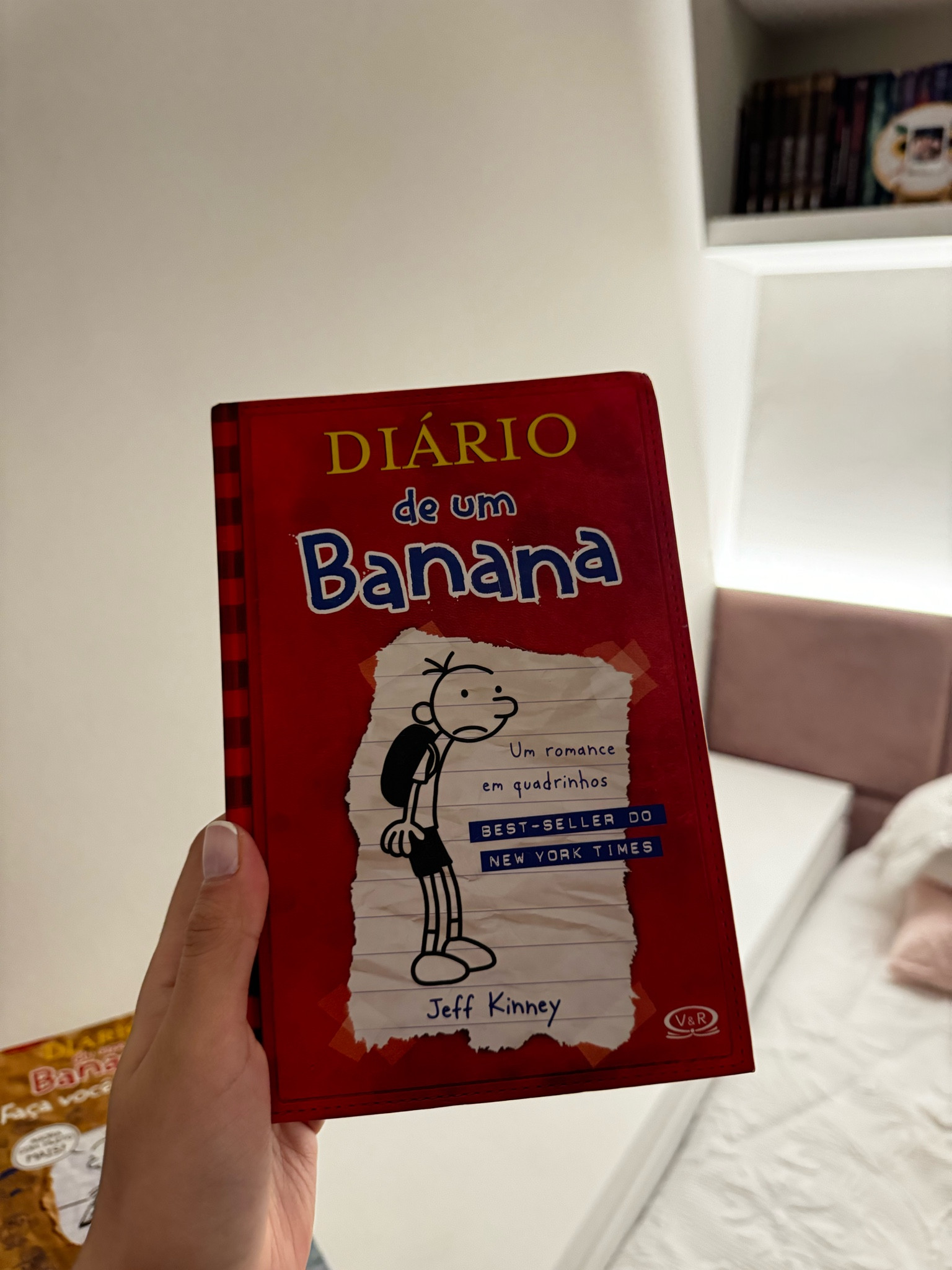 “Não é fácil ser criança. E ninguém sabe disso melhor do que Greg Heffley, que se vê mergulhado no mundo do ensino fundamental, onde fracotes são obrigados a dividir os corredores com garotos mais altos, mais malvados e que já se barbeiam. Em Diário de um Banana, o autor e ilustrados Jeff Kinney nos apresenta um herói improvável. Como Greg diz em seu diário. Só não espere que seja todo Querido Diário isso, Querido Diário aquilo. Para nossa sorte, o que Greg Heffley diz que fará e o que ele realmente faz são duas coisas bem diferentes."

#LTKover50style #LTKstyletip #LTKgiftguide