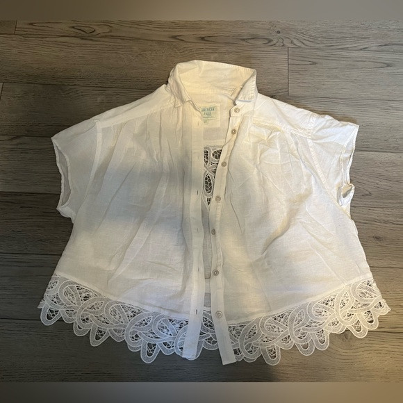 AMERICAN EAGLE WHITE SHORT SLEEVE LINEN LACE DETAIL BUTTON UP TOP | Poshmark