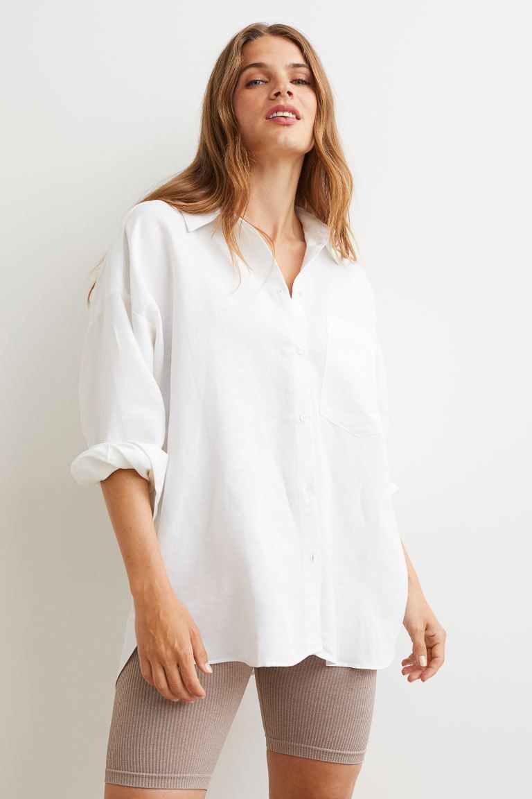 Oversized shirt in a linen and viscose weave with a collar, buttons down the front and a yoke at ... | H&M (US)