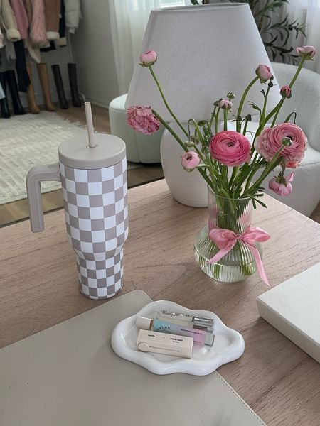 checkered beige water bottle (from hydrapeak but they’re discontinued so linking look alike from simple modern 🤍) 