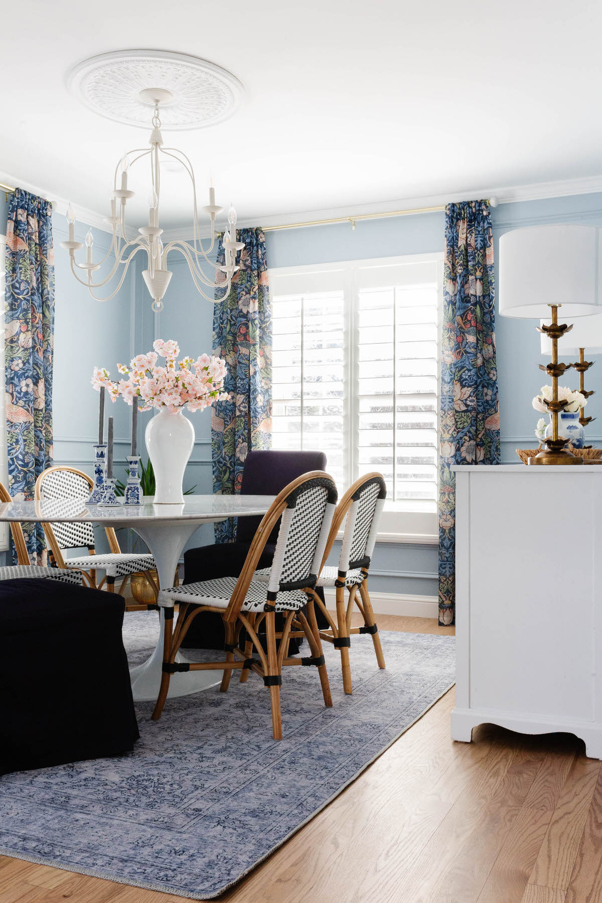 From basic to blooming 💐

We brought in vintage charm, floral drama, and a dash of Parisian café style to give this dining room its grandmillennial glow-up. 

 