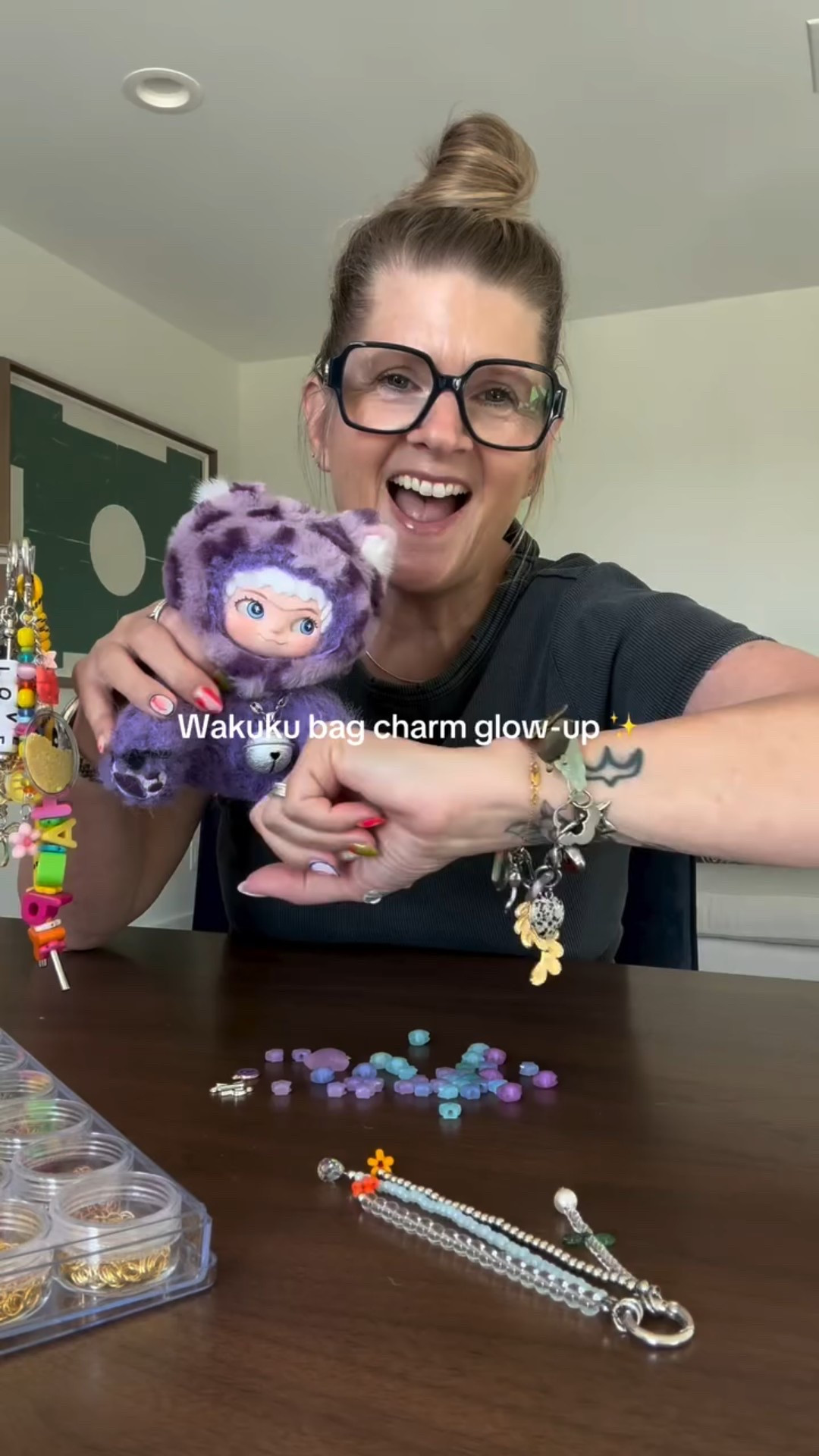 The bell had to go 😅 I gave my Wakuku Kool Panther a necklace upgrade instead ✨ Do you like the original or the glow-up better?

#wakuku #bagcharm #fashionover50