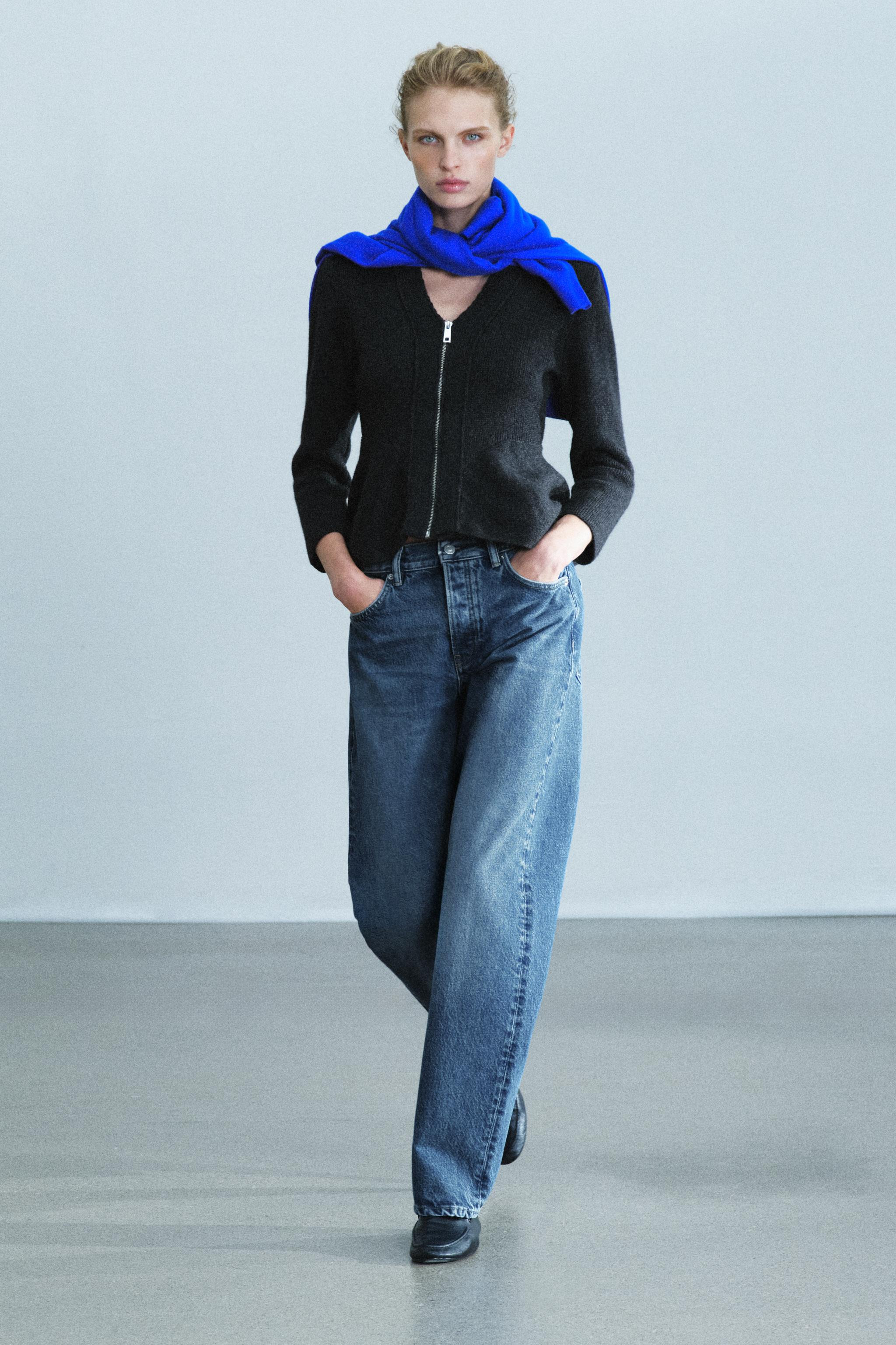 Aus Wolle gefertigte Jacke mit V-Ausschnitt und langen \u00c4rmeln. Ausgestellter Saum. Vorderer ... | Zara US