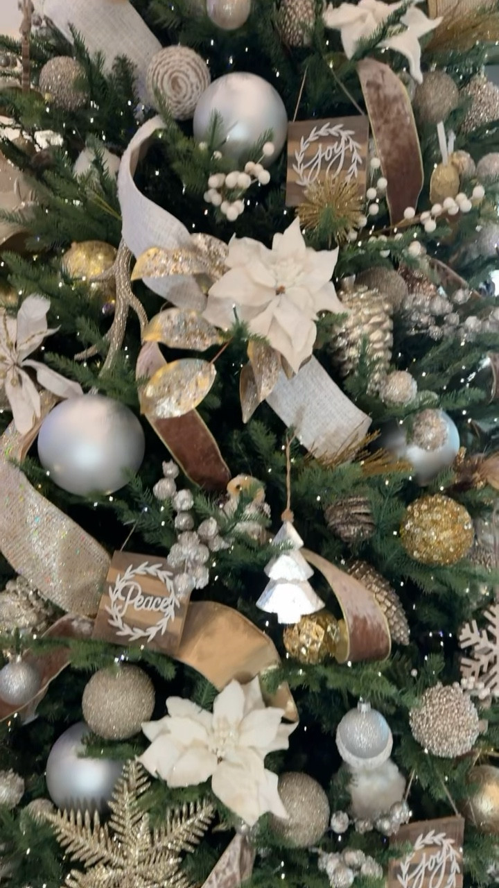 It’s Christmas TIME!! 🎄😍

Outfit from Nordstrom 
Gucci glasses 
Altar’d state Santa mug
Home Depot Christmas tree 

🔍 Christmas decorations, Christmas tree, ornaments, sweater set, Nordstrom set, Gucci glasses, altar’d state Santa mug

#LTKSeasonal #LTKHoliday #LTKHome