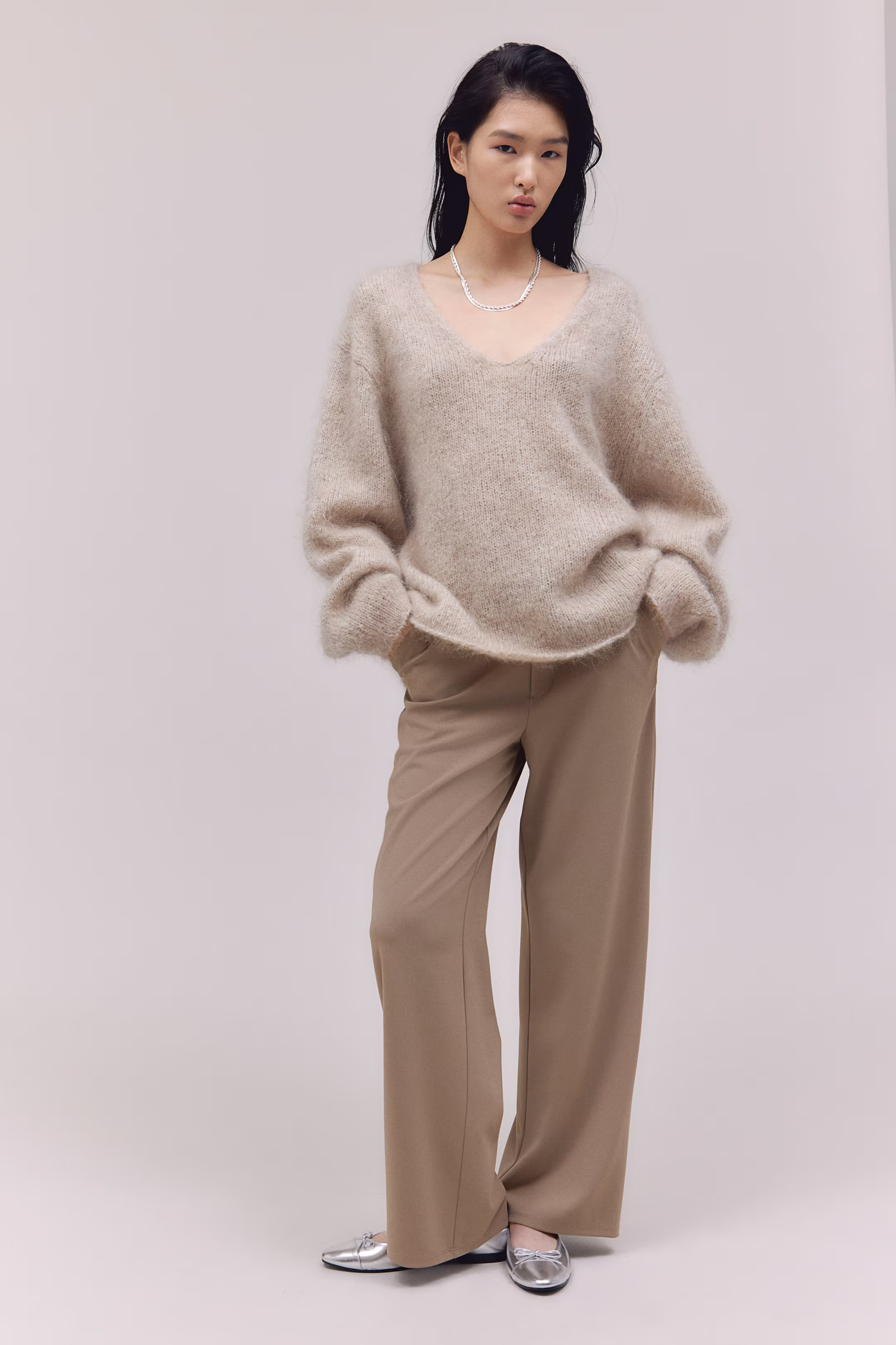 Jersey crêpe trousers - Regular waist - Long sleeve - Beige - Ladies | H&M GB | H&M (UK, MY, IN, SG, PH, TW, HK)