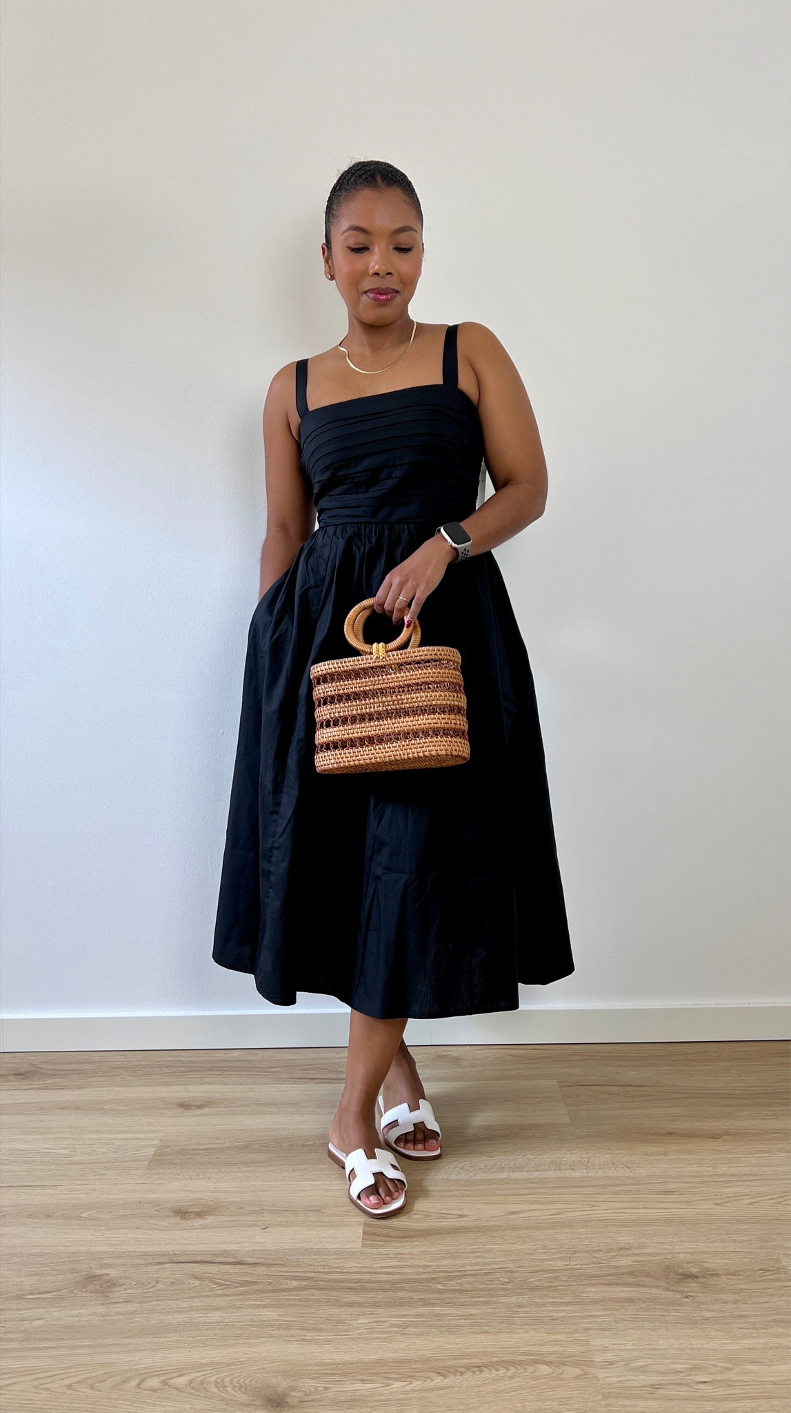 Abercrombie & Fitch black dress outfit 🖤

outfit inspiration, summer style, midi black dress, Cult Gaia bag, Hermes Oran Sandals white, Vestiaire Collective, Netherlands. 



#LTKstyletip #LTKSeasonal #LTKcurves