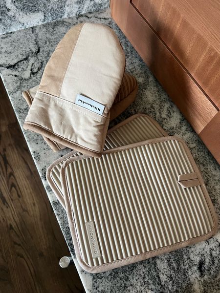 Cute beige kitchen oven mitts and potholders from Amazon

#LTKHome #LTKFindsUnder50
