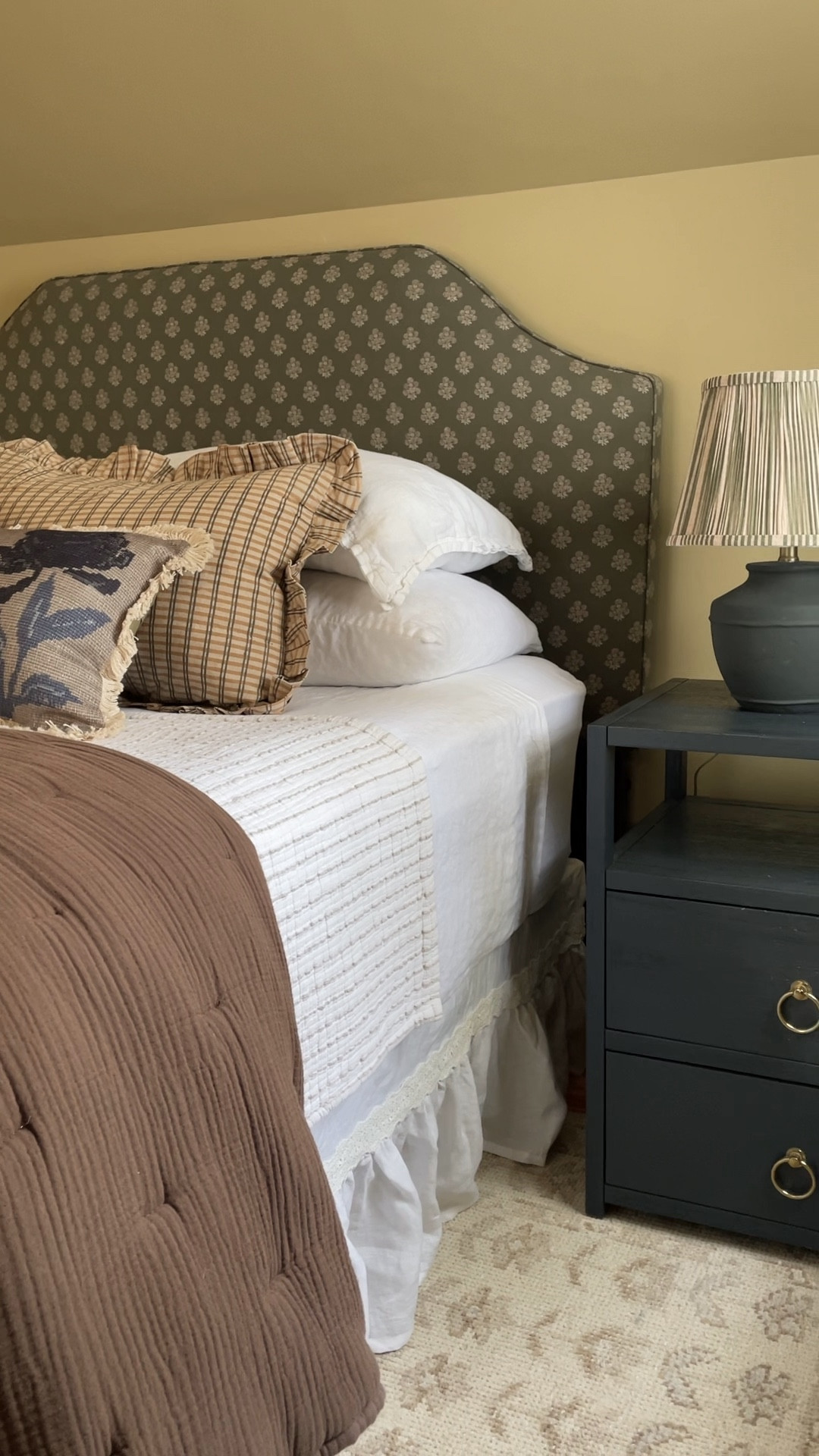 Our guest bedroom styled with @onequince! P.S. that chocolate brown tufted quilt is unbelievably soft! #quincepartner