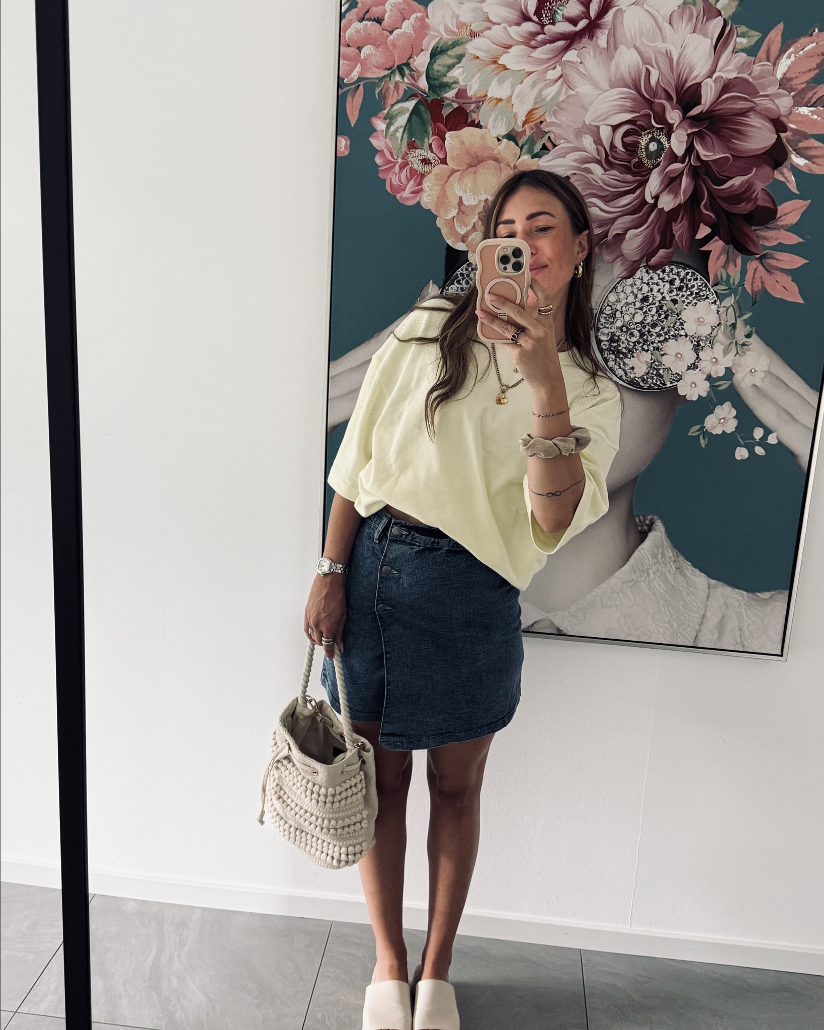 This Look💛
Wie schön ist der Look?!
Das Shirt trage ich in L & den süßen Jeansrock in 34 
Die Schuhe fallen normal aus 

#LTKdeutschland #LTKstyletip #LTKsummer