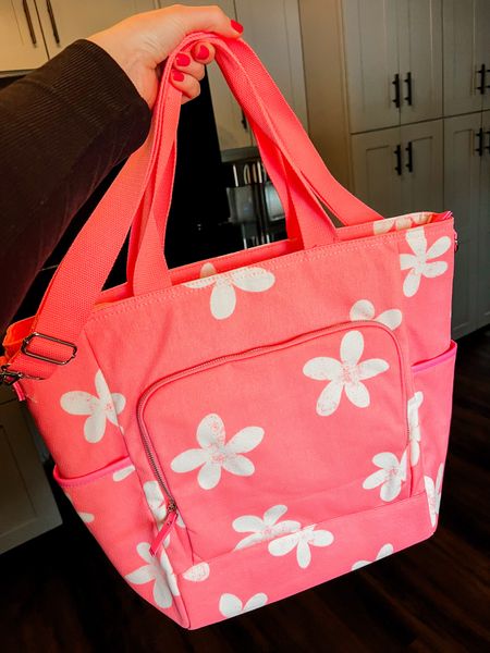 Insulated tote bag! Perfect for the summer for the beach or picnics!  Very large too! 😍 


#LTKsalealert #LTKtravel #LTKhome