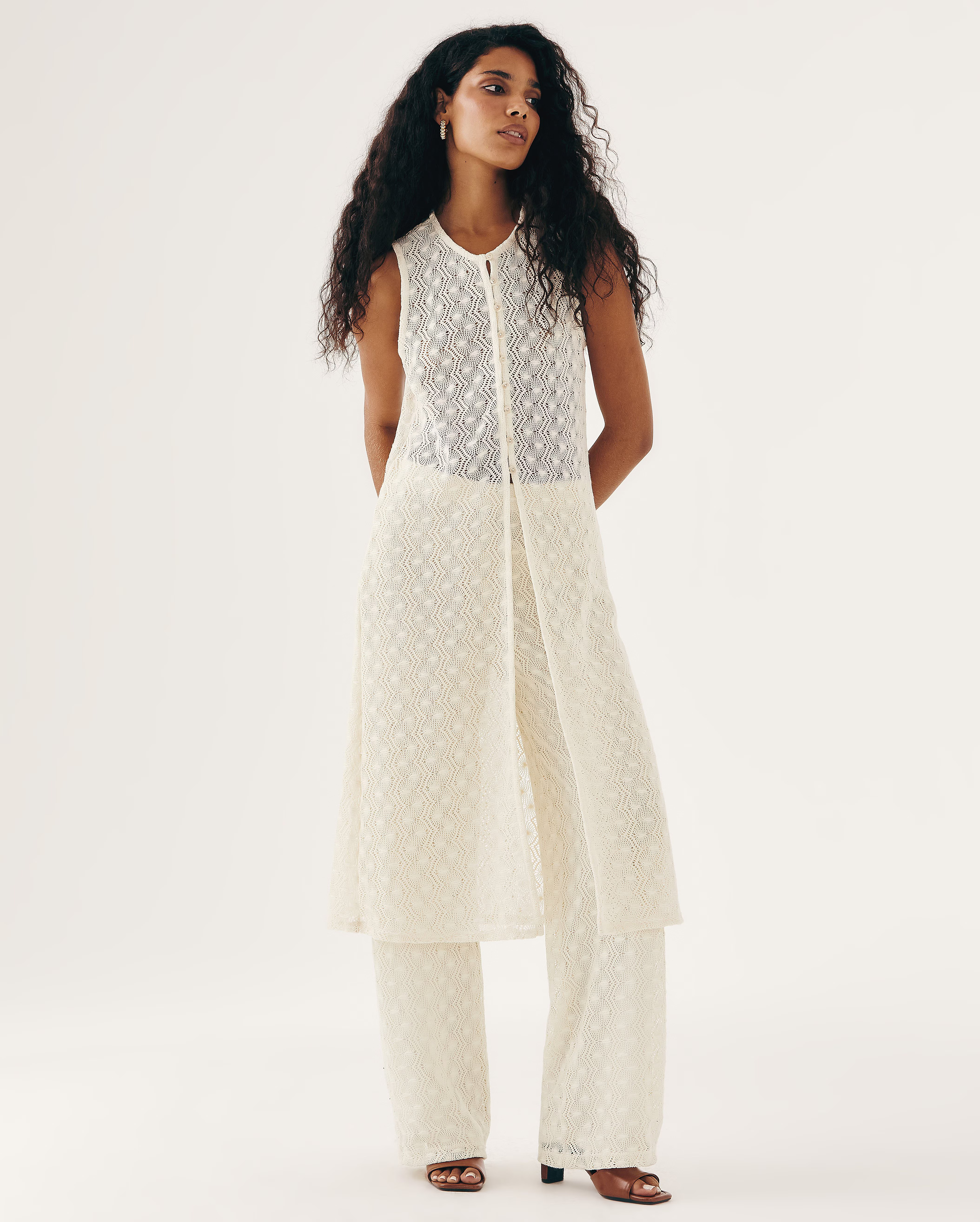 Regata feminina alongada em tricot com botões bege | AK by Riachuelo | Riachuelo (BR)