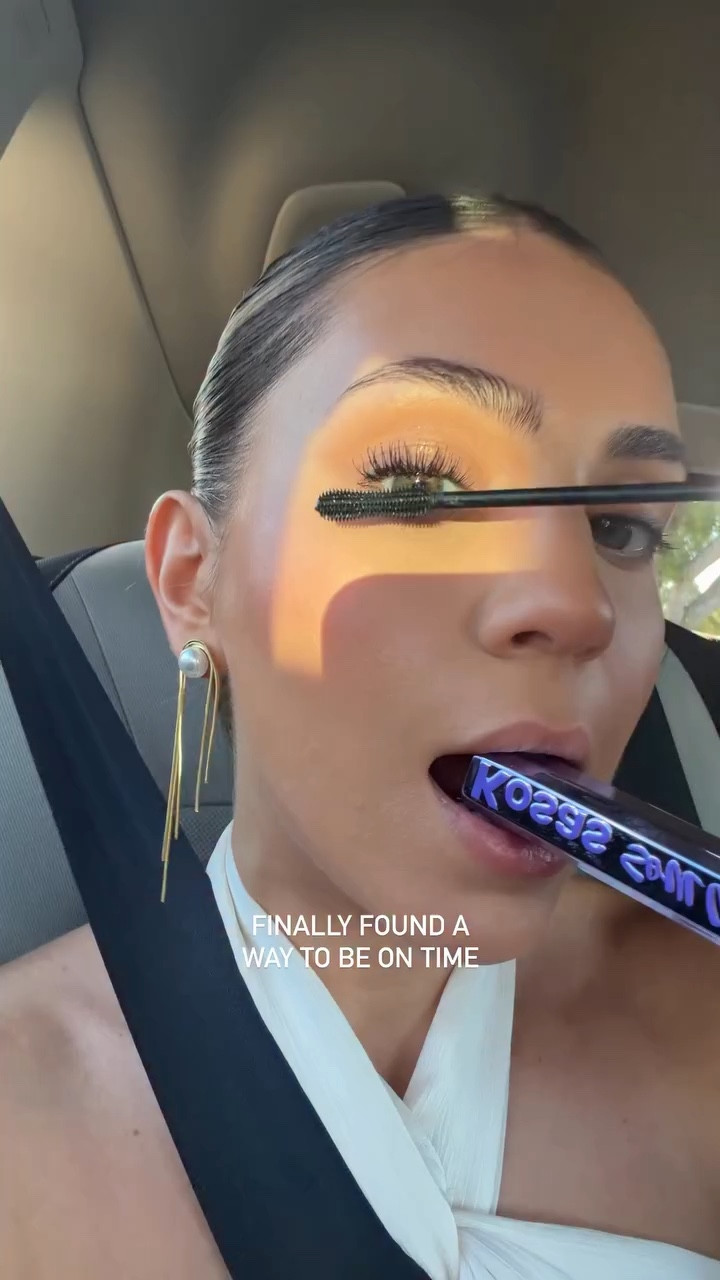 I do my best work under pressure and in traffic 🥲 #carmakeup #makeuphumor #relatable #makeupinthecar #alwayslate @kosas @westmanatelier