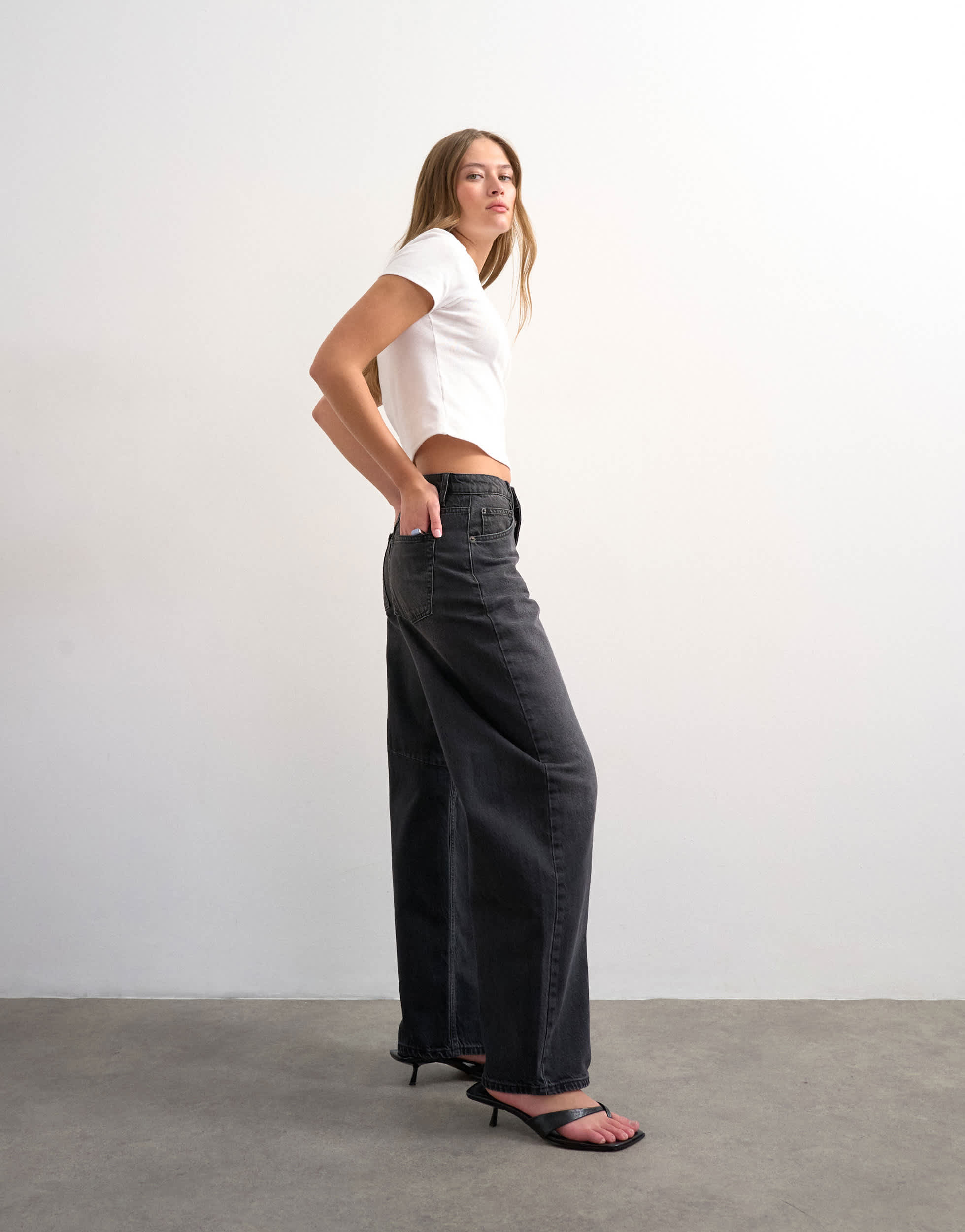 Topshop Barrel Jeans mit mittelhohem Bund in verwaschenem Schwarz | Topshop