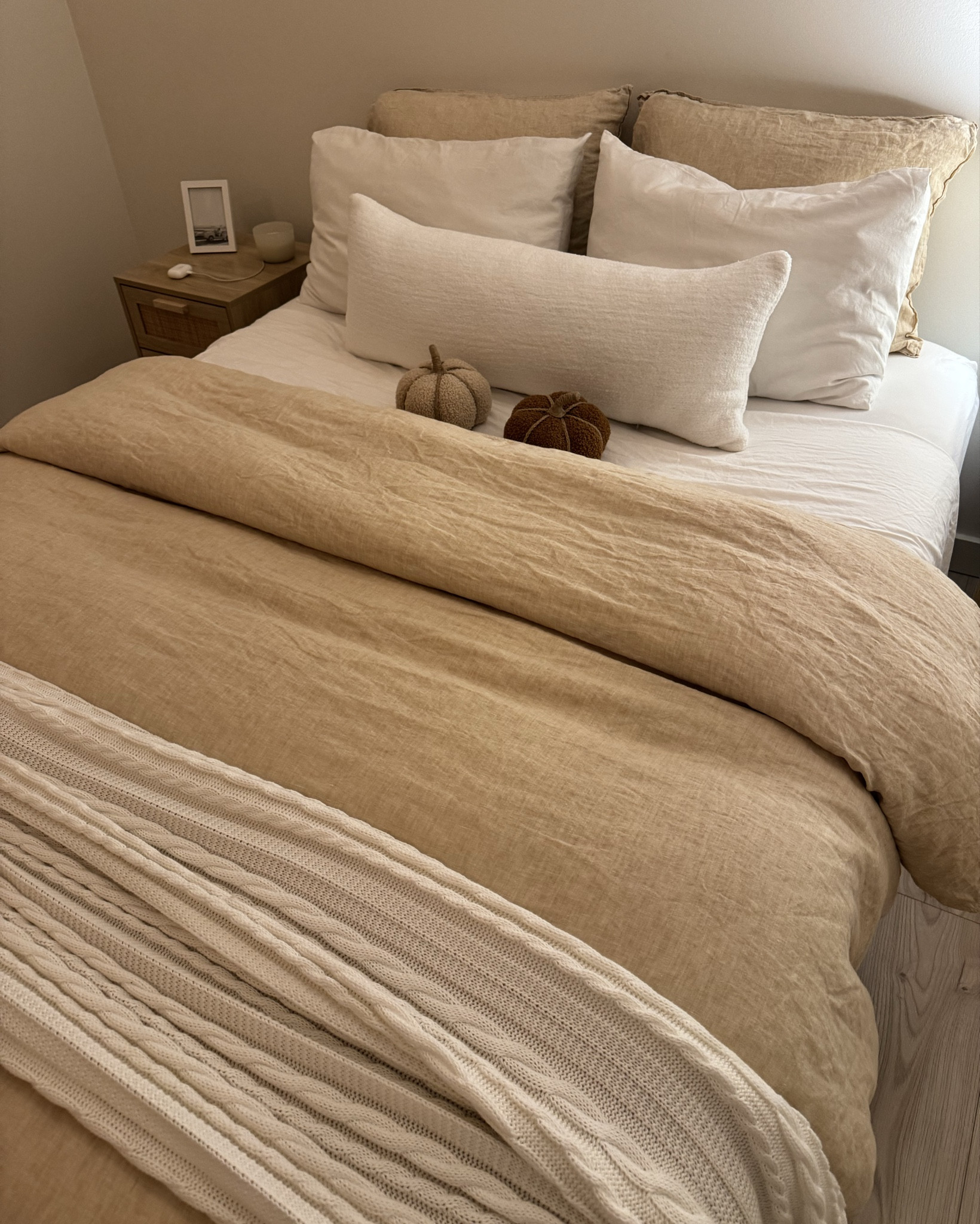 This neutral bedding is so cozy! All of my favorites are linked☁️🤍
Duvet cover color: Khaki Chambray 
Throw Blanket color: ivory 

Neutral linen bedding duvet cover throw blanket lumbar pillow bed decor fall bedding neutral home decorr

#LTKGiftGuide #LTKHome #LTKSeasonal