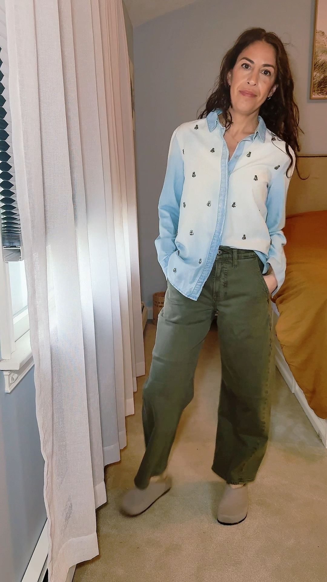 AF 25% OFF IN LTK APP!
I love barrel legs. Really, everyone I buy, I love. They fit me to a T without having to buy the short versions. These ones from @abercrombie don’t disappoint. 
Use the LTK app when purchasing to score 25% off! (3/12-2/15)
They pair well with most shoes but I love them particularly for low sole sneakers and my @rothys clogs. These clogs are so beautiful, comfortable and washable!

This shirt I have had well over 10 years from H&M but I will rage similar looks!

Sizing-
Shirt- sm 
Jeans- 24

#LTKmomlife #LTKSpringSale #LTKgrwm