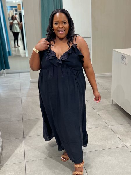 I love this midi / maxi black dress from H&M! Love the ruffles on the chest. Wearing a size XL. 

Wedding guest / plus size / curvy / vacation / concert outfit / causal outfit 

#LTKunder50 #LTKstyletip #LTKcurves