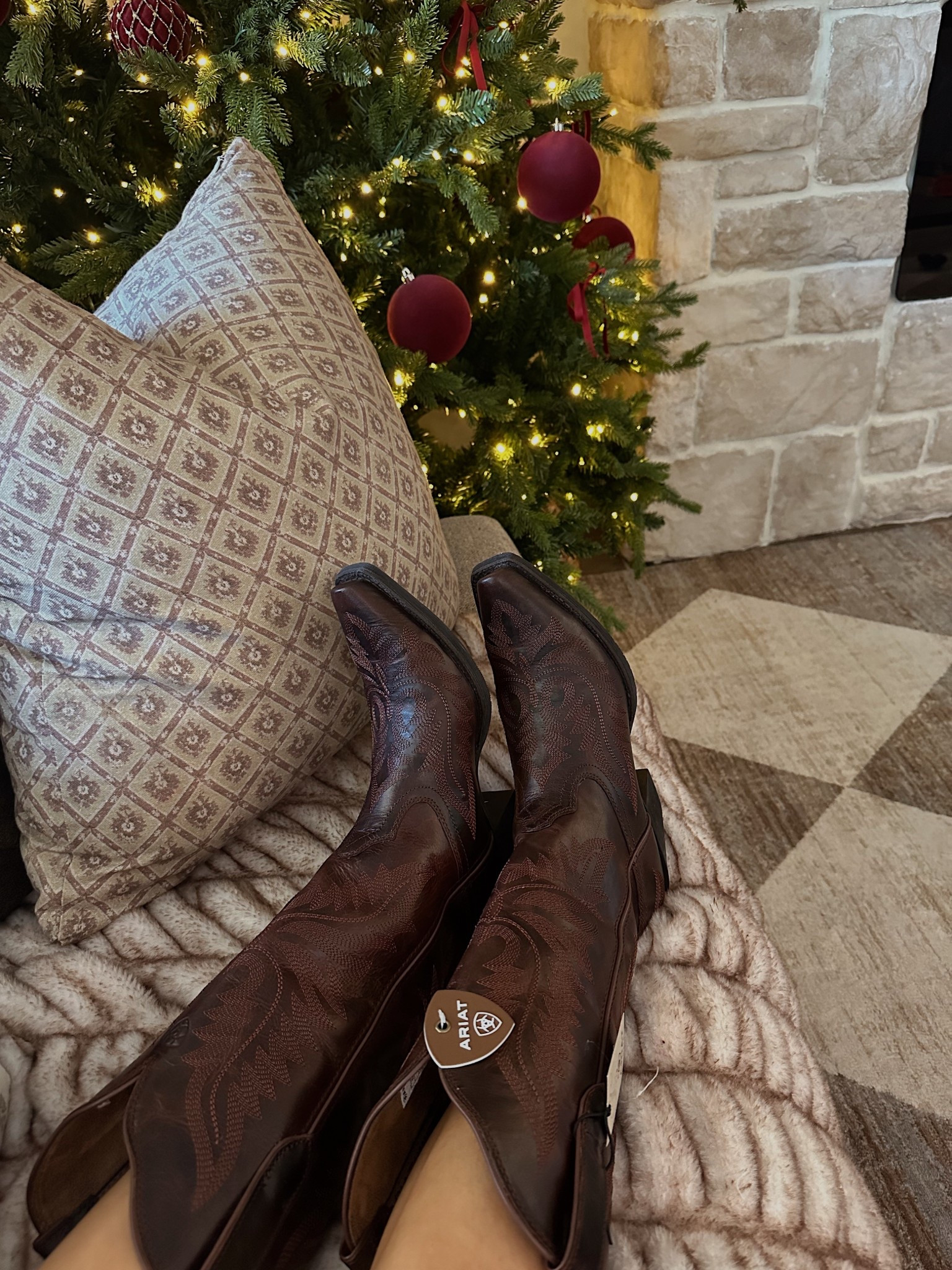 Early Christmas present from the hubs 🤭🤎😍 I’m a true size 8 and got a 8.5 in the color Mahogany. 

Western fashion, cowgirl boots, Ariat boots, western style, cowboy boots 