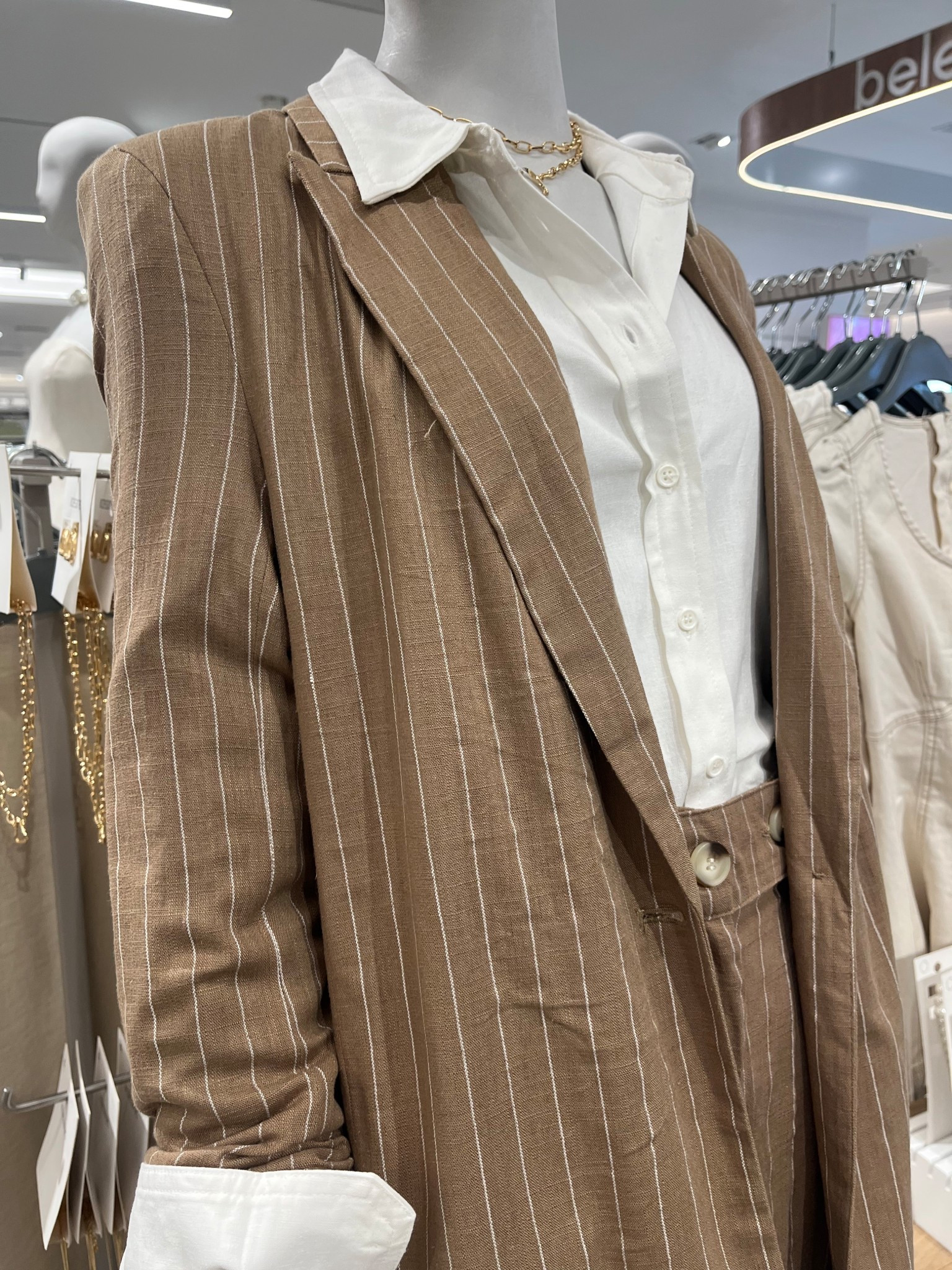 Esse look é um clássico moderno — conjunto de alfaiataria com listras em tom marrom terroso e camisa branca de linho. Ele equilibra sofisticação e leveza, sendo ideal para quem quer um visual elegante e confortável ao mesmo tempo.

#LTKdicadeestilo #LTKlookdetrabalho #LTKbrasil