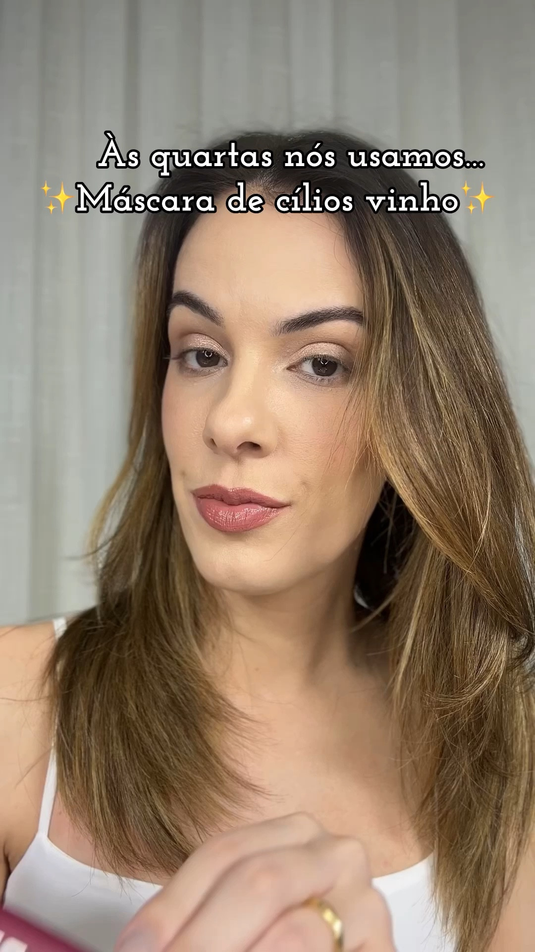 A máscara de cílios vinho tá com tudo, e eu tô apaixonado na BADgal BANG da Benefit ! ✨
 
Máscaras arroxeadas valorizam especialmente olhos castanhos e mel, já que o roxo é complementar ao amarelo no círculo cromático, o que ajuda a destacar os subtons dourados e amarelados desses olhos. 
 
Além disso, também ficam incríveis em olhos verdes, criando um contraste bonito e sofisticado!
 
E se você ainda tem receio de usar máscaras coloridas, essa tem um tom arroxeado mais fechado e achei a cor super chique! 
 
Ela também deixou os meus cílios super alongados e agora já quero a marrom 😍 

#LTKbeleza #LTKbrasil