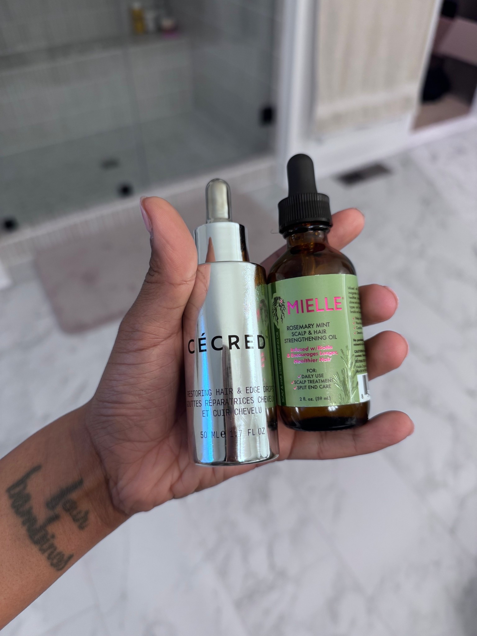 Apply to my edges and scalp first thing in the morning!! Has helped with growth and thickness 

#LTKmorningroutine