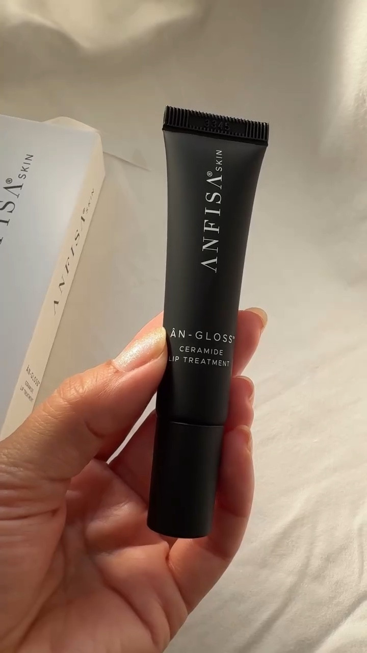 Give your lips the love they deserve with ÂN-GLOSS by @anfisaskin 💋✨ 

This ceramide-packed treatment locks in moisture, boosts fullness, and leaves your lips soft and glossy. I LOVE this gloss! 💄 

#LipCare #GlowUp #LipGoals #Anfisaskin #Ad #liketkit
