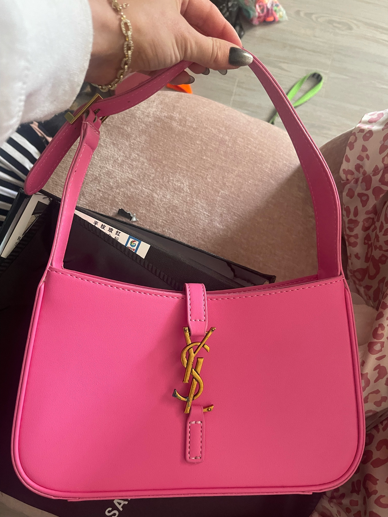 The stains on the metal is just blue plastic i haven’t gotten off yet lol but in love with this color! Quality is spot on. Just a reminder that stuff takes awhile to ship so get your christmas dupes now! However, this is a us warehouse and came in fast!

#LTKfindsunder50 #LTKSeasonal #LTKitbag