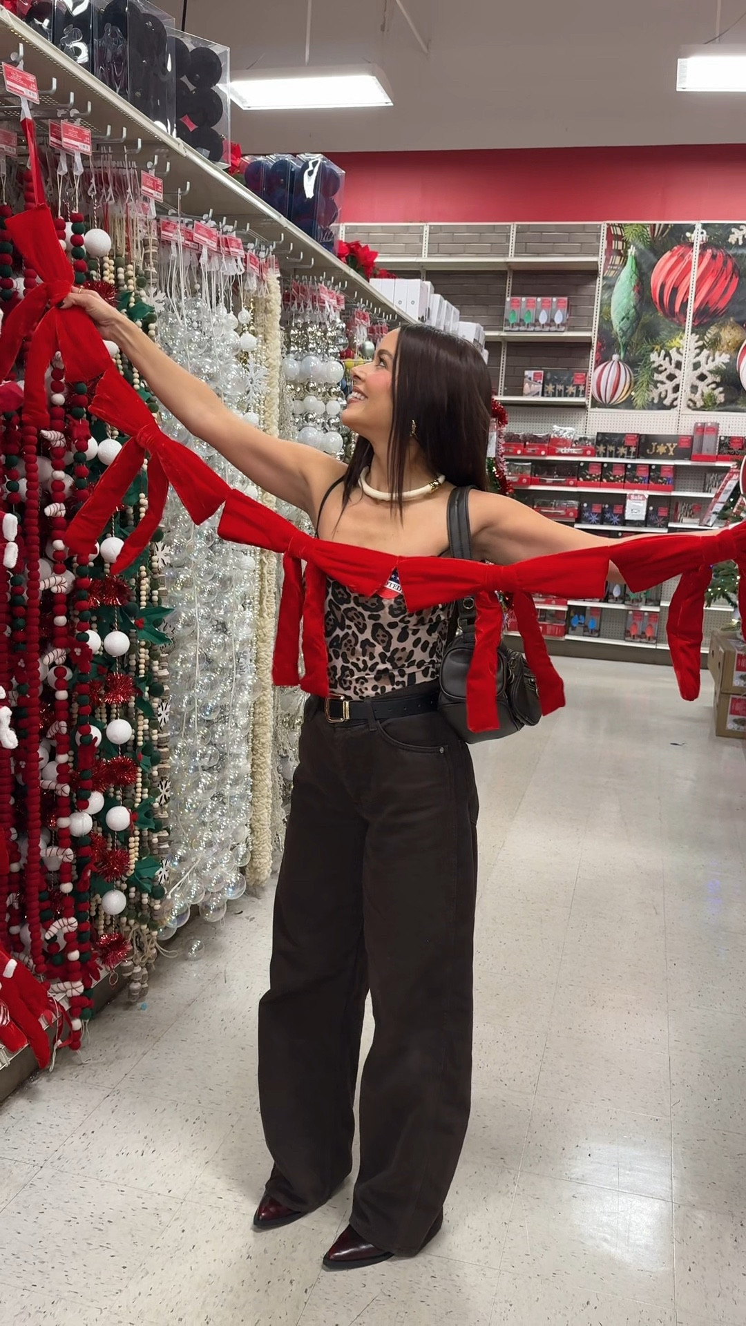 Bow garland 🎄

#LTKSeasonal #LTKHome #LTKHoliday