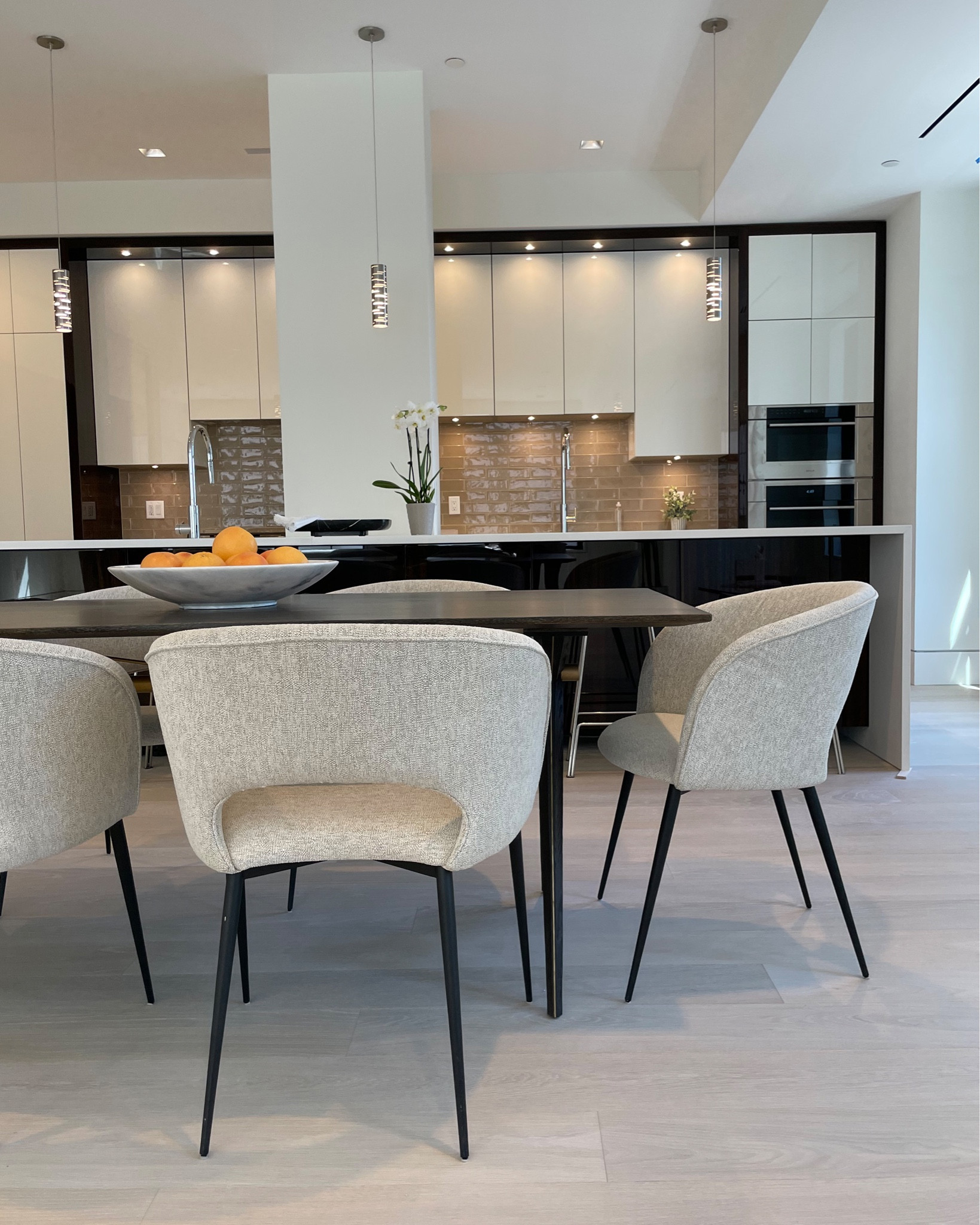 Stunning summer styled kitchen and dining room for a chic modern vibe 🤍 #luxuryhomedecor #luxuryhome 

#LTKfamily #LTKFind #LTKhome