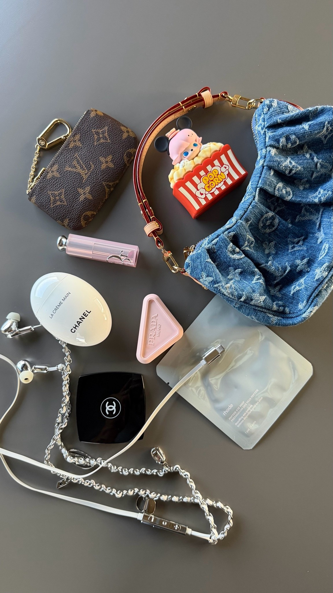 What’s in my bag lately ✨
A little luxury, a little fun. Currently carrying my denim LV and the essentials: Chanel hand cream, Dior lip glow, Prada beauty, Rhode peptide treatment, and a few everyday favorites. 💙