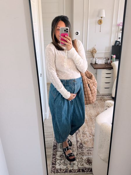 First time wearing jeans this pregnancy, so happy these parachute style jeans exists! So comfy! 
Entire outfit: Free People

#LTKbump #LTKbaby #LTKitbag