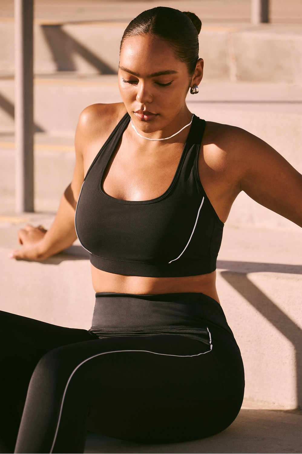 Essential Medium Impact Piped Sports Bra | Fabletics