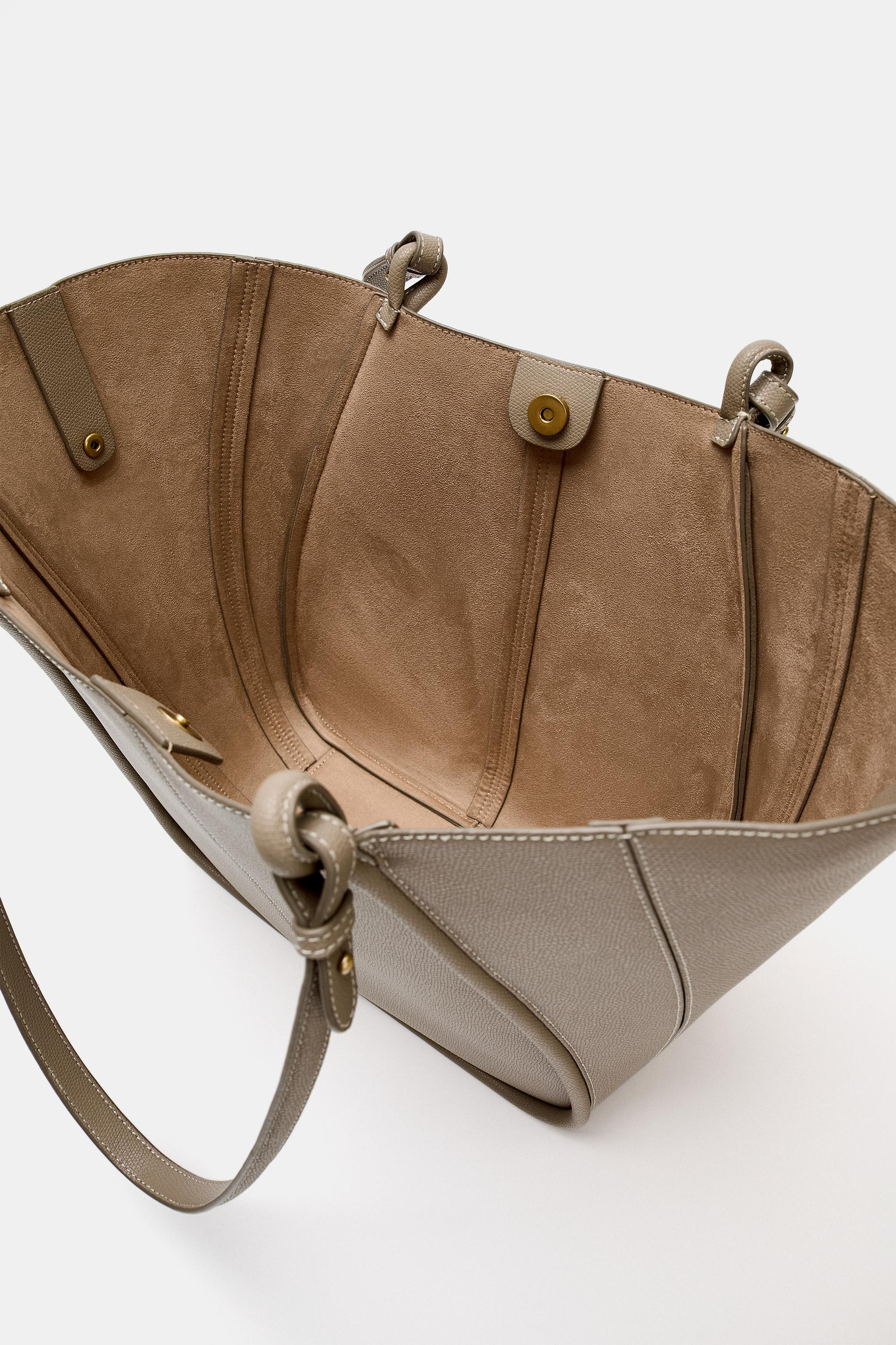 Maxi shopper shoulder bag. Contrast topstitching detail on the body. Removable interior zip compa... | Zara DE