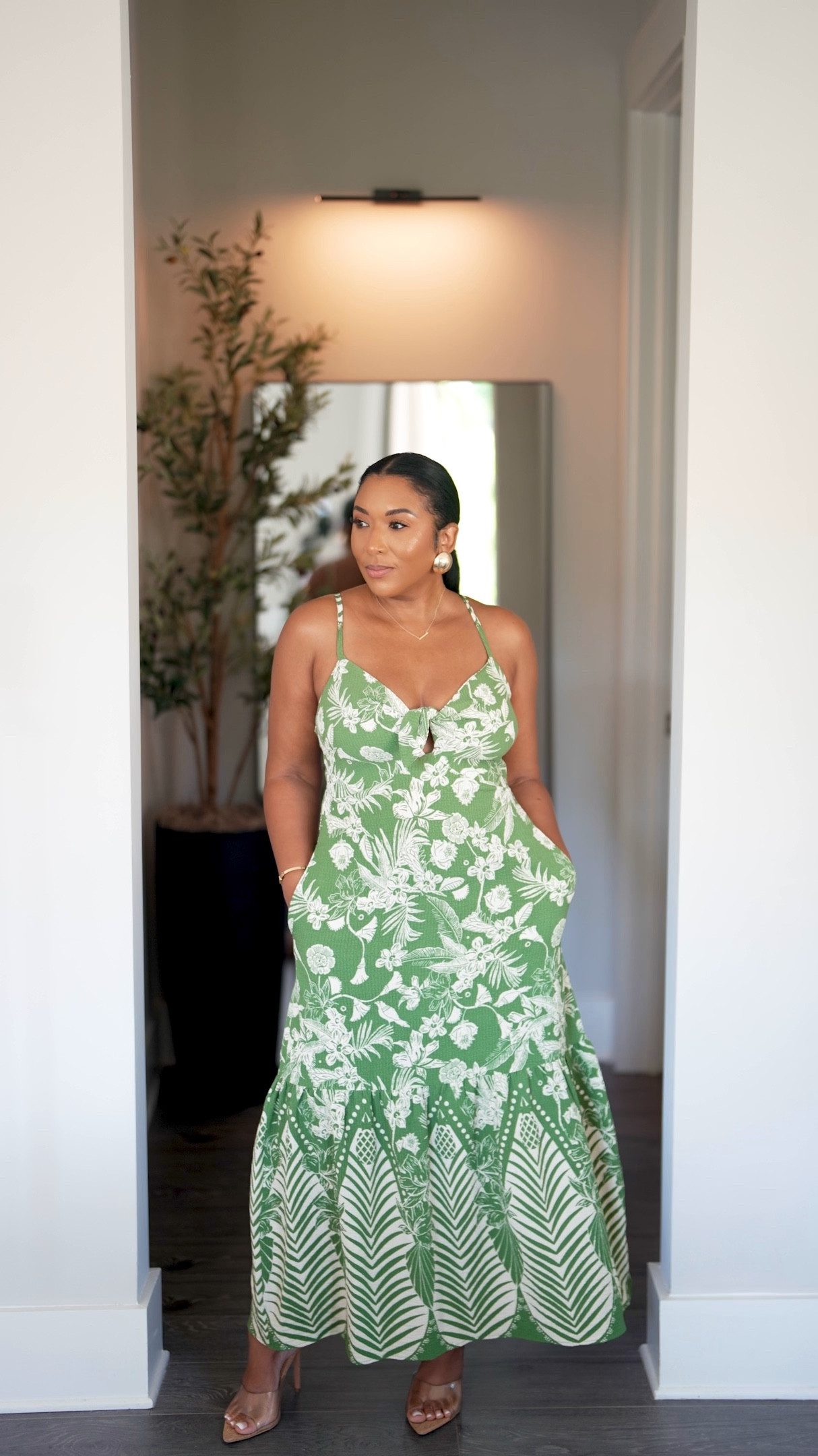 Green Tropical Floral Dress. I’m selling this dress because I have 3 similar dresses. I worn this a total of 4 times (used item). Full review on Poshmark
Size: M
(I only have one in stock)

#LTKFindsUnder50 #LTKOver40 #LTKStyleTip