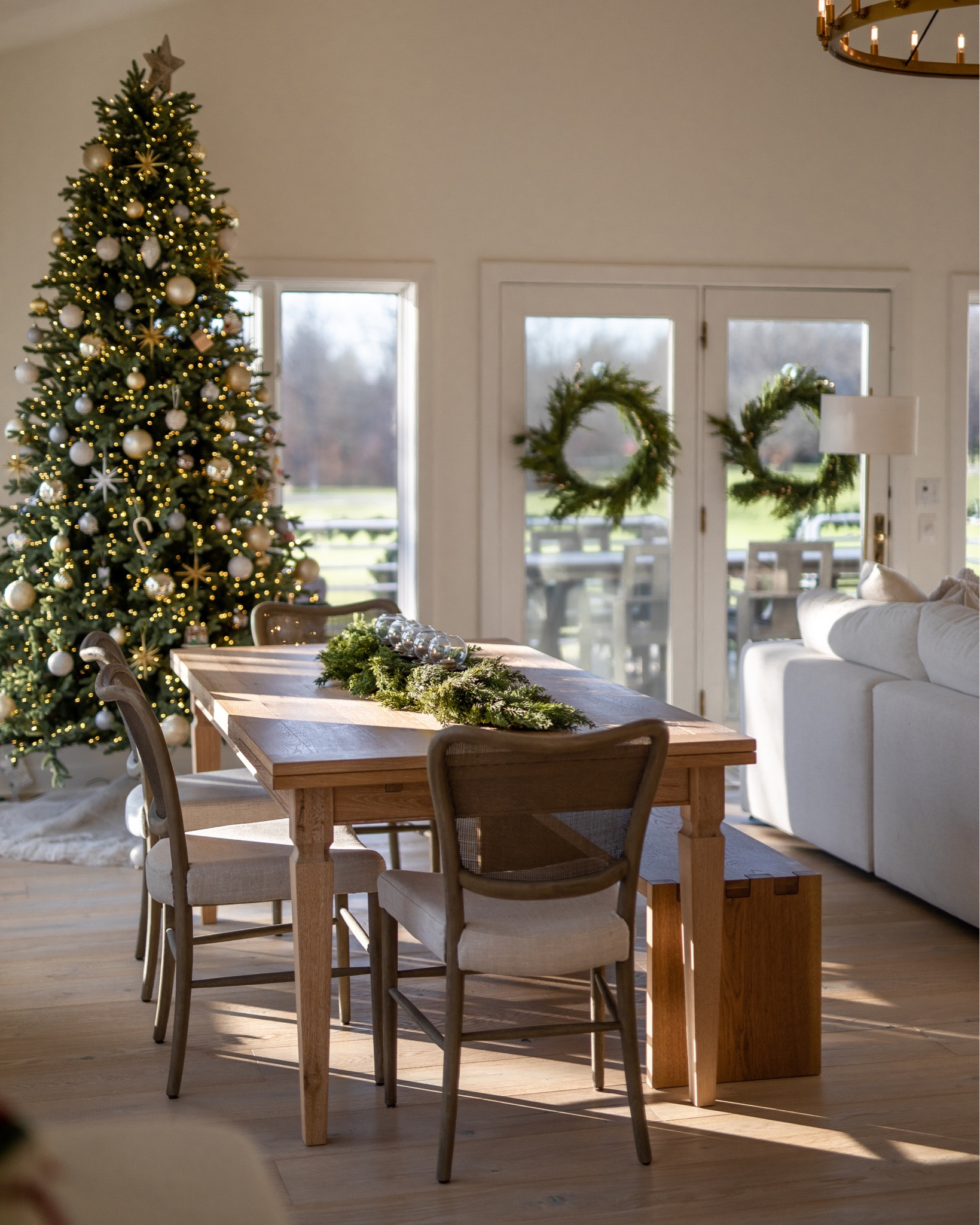 All is calm, all is bright 🌲 

I love the warmth of all the woods in our dining area. Our @arhaus table is perfect for hosting because it can extend from 6 seats to 12! I’ve linked our Arhaus furniture and holiday pieces here and in my story ✨ 

#arhaus #hempelhome #arhausinmyhouse #kitchen #diningroom #ltkhome 