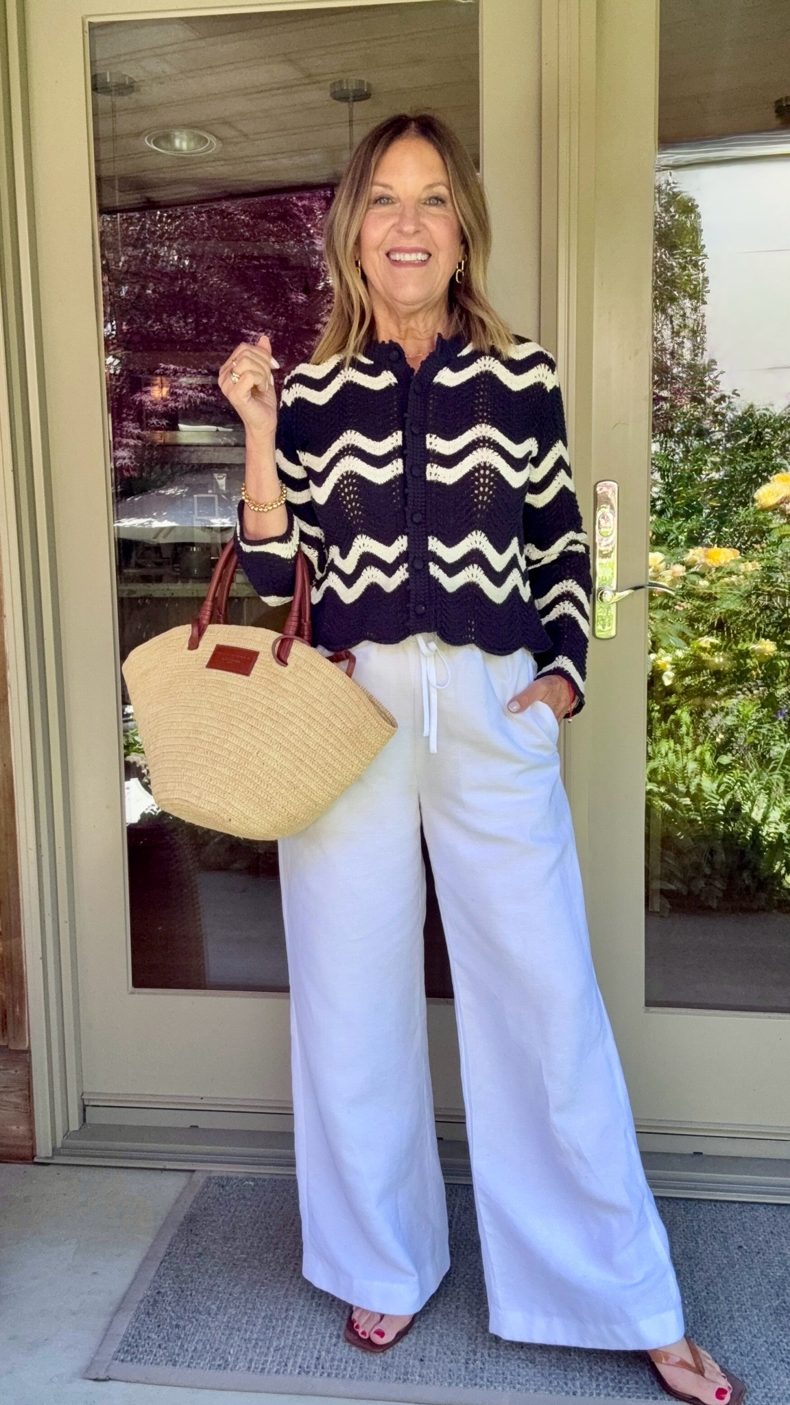 The popular Aritzia lodge pant in a linen blend. Very little wrinkling. Runs a little trim. I'm
Wearing a regular size s. 

Madewell Cardigan. Runs tts.  I'm wearing size XS. R

#LTKTravel #LTKOver40 #LTKPetite