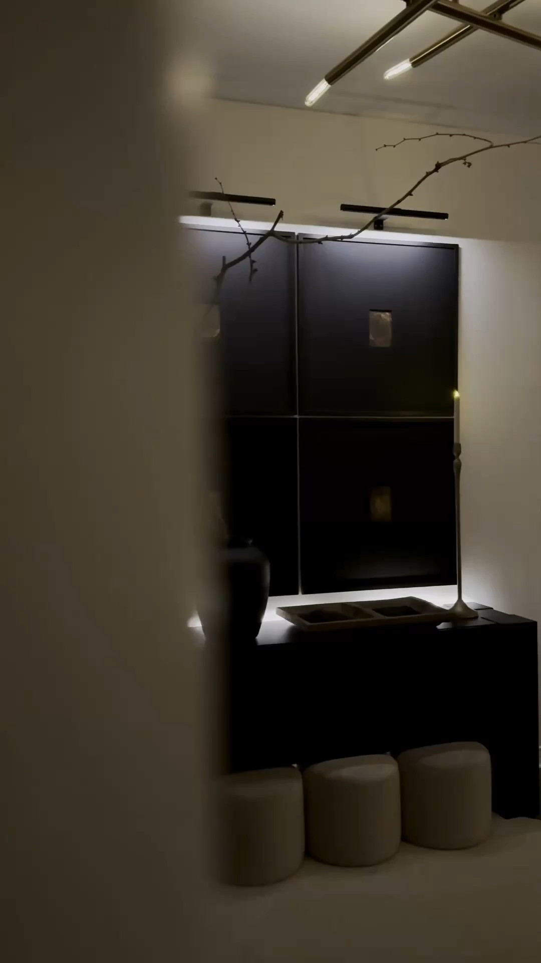 Minimal details, maximum impact 🖤 Sleek + chic.

 #gallerywall #blackframes #statementdecor #homedecorinspo #moderninteriors #neutralhome


#LTKGiftGuide #LTKFindsUnder100 #LTKHome

#LTKHome #LTKFindsUnder100 #LTKSeasonal