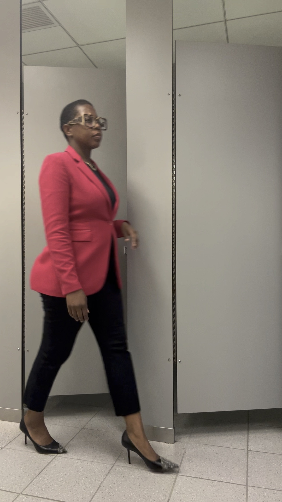 A pop of color to an all black outfit will do it every time

#LTKWorkwear #LTKFindsUnder100 #LTKVideo