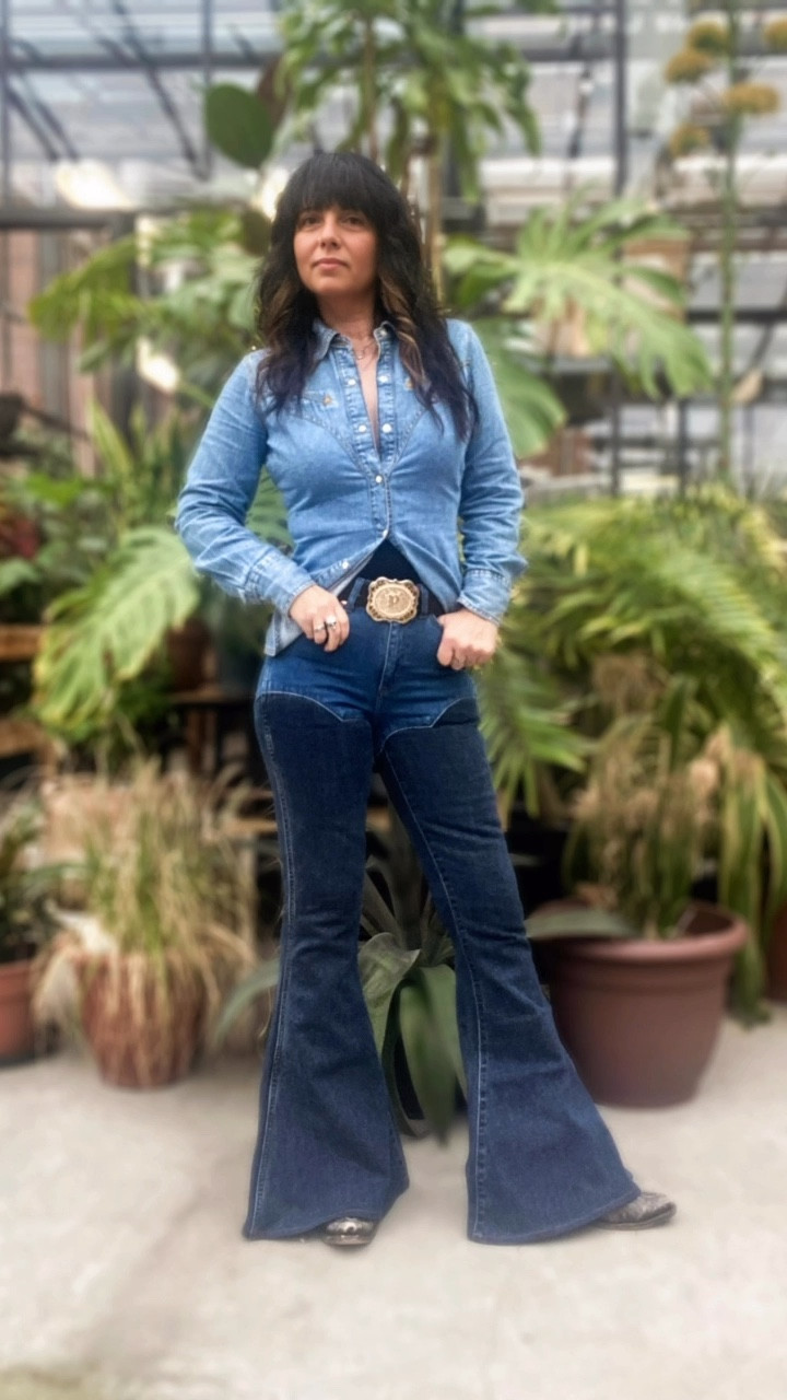 🌾✨ Throwin’ it back with some classic western vibes! The Wrangler x Lainey Wilson collection is serving up those 70’s-inspired looks we love, and these bellbottoms are everything. Perfect for feelin’ free, wild, and a little bit rock ‘n’ roll. Loving the blend of modern country and vintage western style. 🤠💫

Jeans 25 | Shirt XS | Booties 7

#WranglerxLaineyWilson #BellBottoms #CountryStyle #WesternVibes #70sFashion #RetroRevival #ClassicWestern #CountryChic #LaineyWilson #VintageCowgirl #CountryMusic #WesternWear



#LTKGiftGuide #LTKOver40 #LTKStyleTip