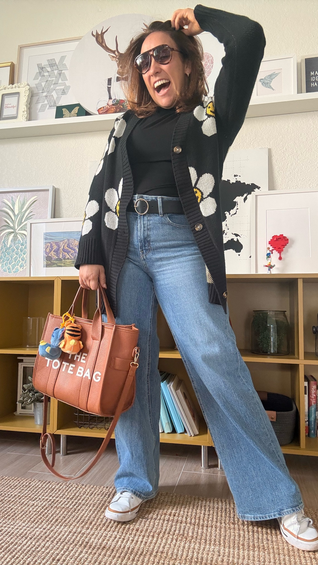 Como mamá de 3 aprendí que necesito estar en ropa cómoda, porque lo que me pongo en la mañana será lo que usaré todo el día. Cómoda pero cool!!! Por cierto … mi cartera la amo, me combina con todo y le acabo de agregar esos patitos de five bellow 😵😍

#LTKMidsize #LTKmomlife #LTKdayinmylife