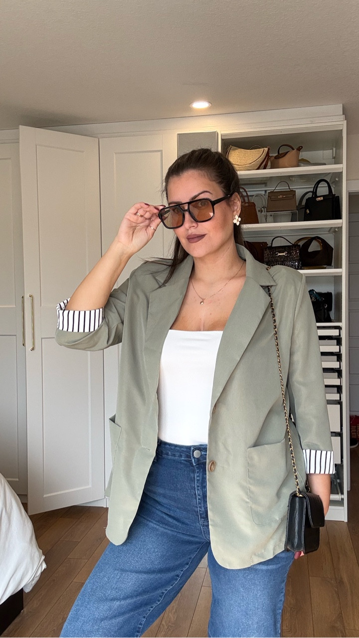 Real-life mornings = 5 minutes to get it together 😅 
Size 12, casual, and still feeling good walking out the door 

#MidsizeFashion #Size12Style #EverydayOutfits #MomMorning #CasualStyle