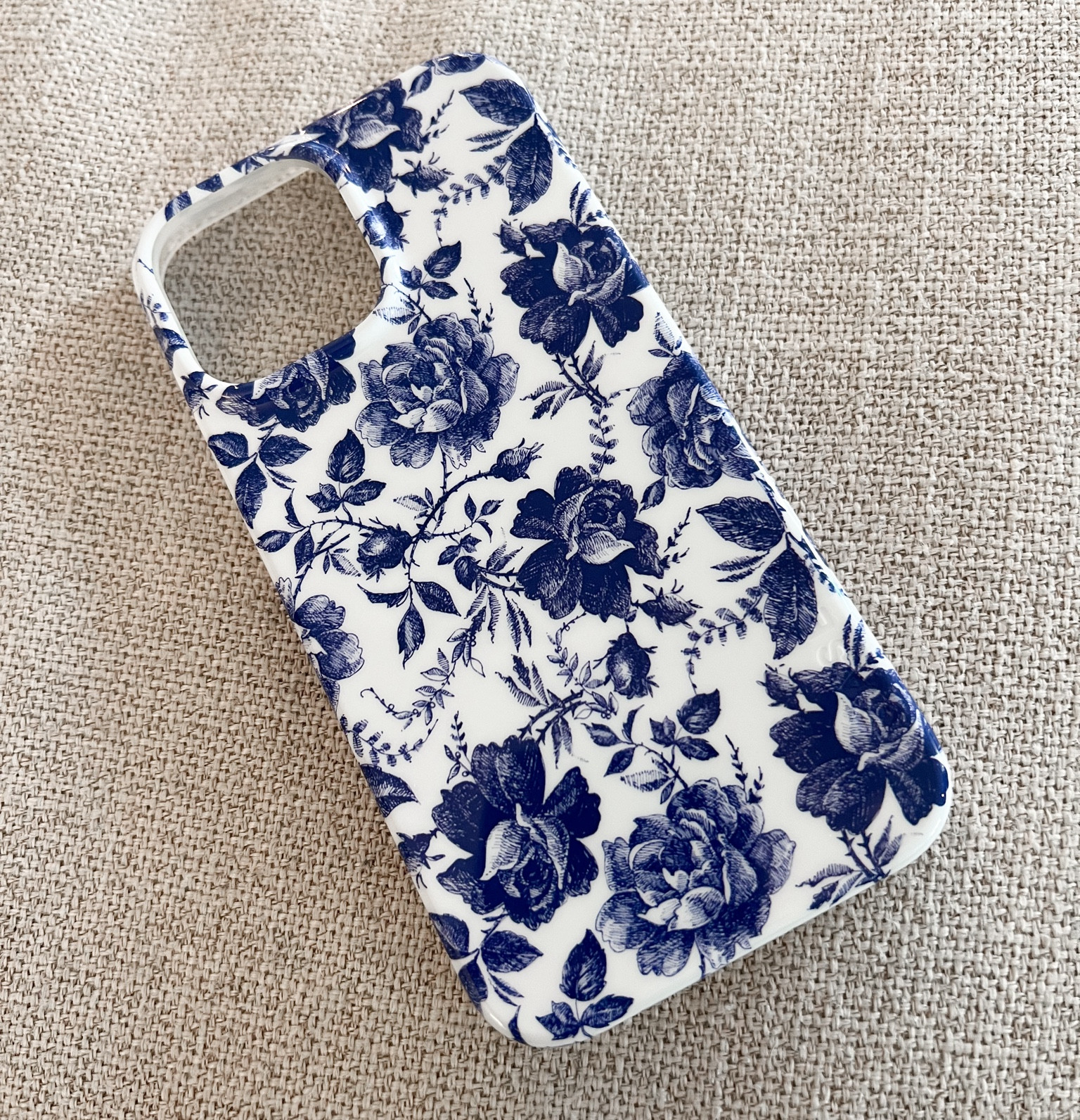 Is anyone else obsessed with blue & white right now?! 💙🤍💙🤍💙 loving my new phone case! 

#LTKSeasonal #LTKFindsUnder50 #LTKWorkwear