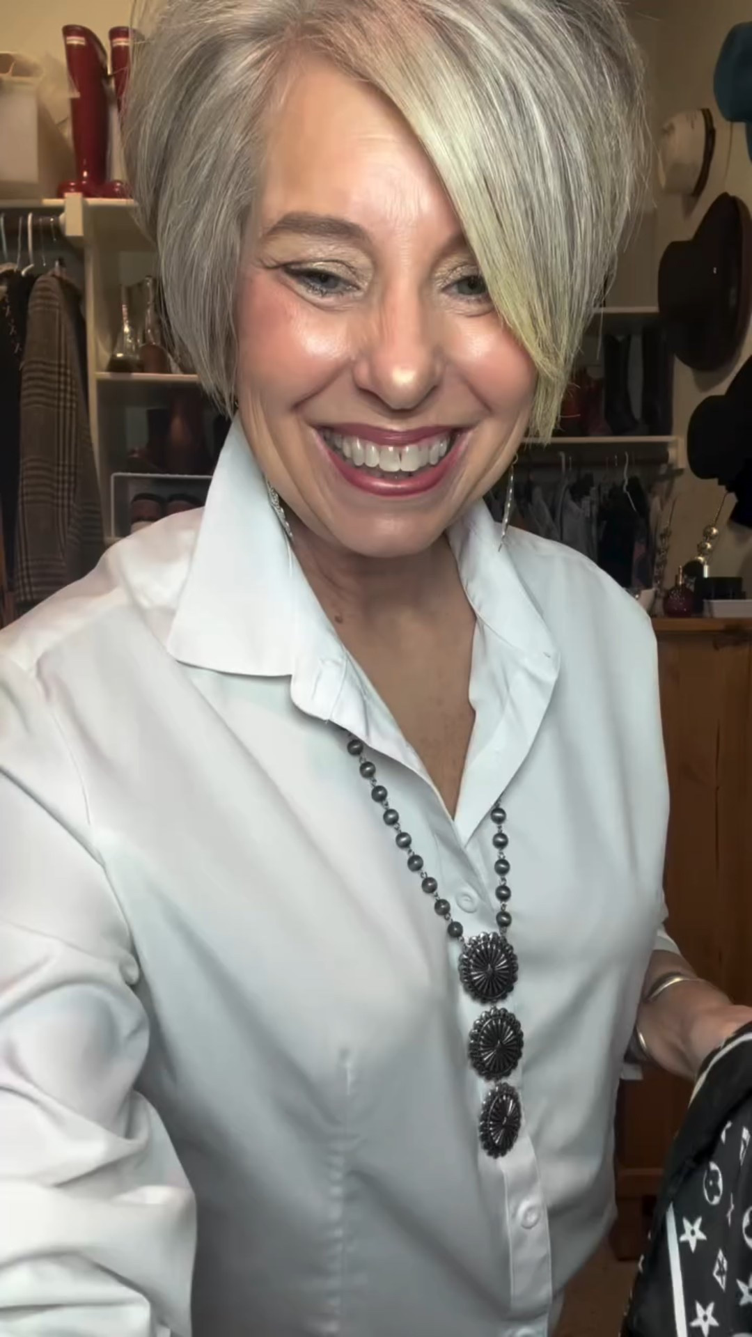 ✨The Wraparound Scarf Tutorial✨

Grab a square scarf and let’s ‘tie one on”.😂

#scarftutorial #squarescarf #fashionover50 #styleguide #westernstyle