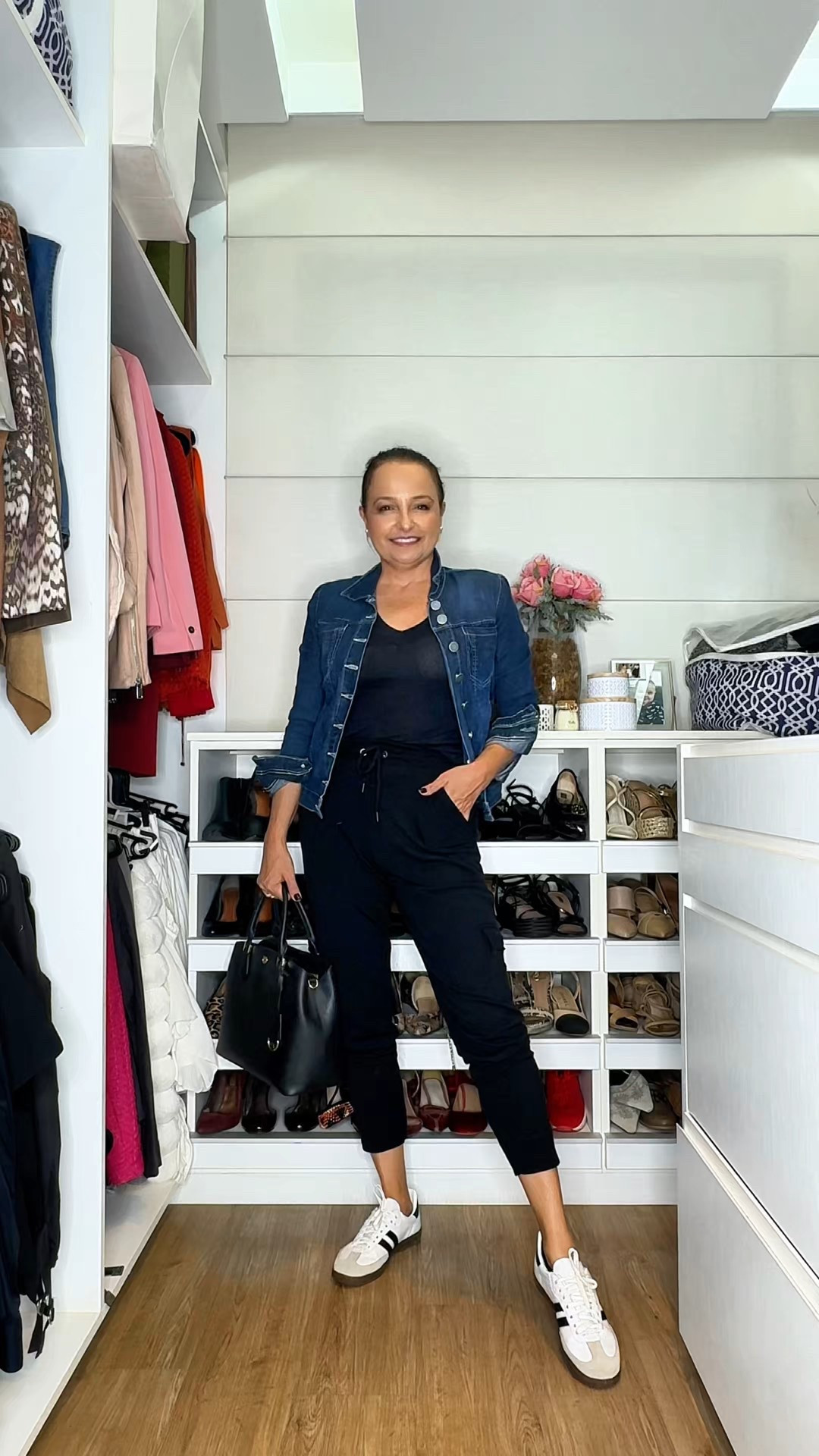 Aquele look confortável que é ótimo para usar em viagem.

Quer os links?

#letslinharesstyle #lookdeviagem

#LTKdicadeestilo #LTKbrasil #LTKestilo50+