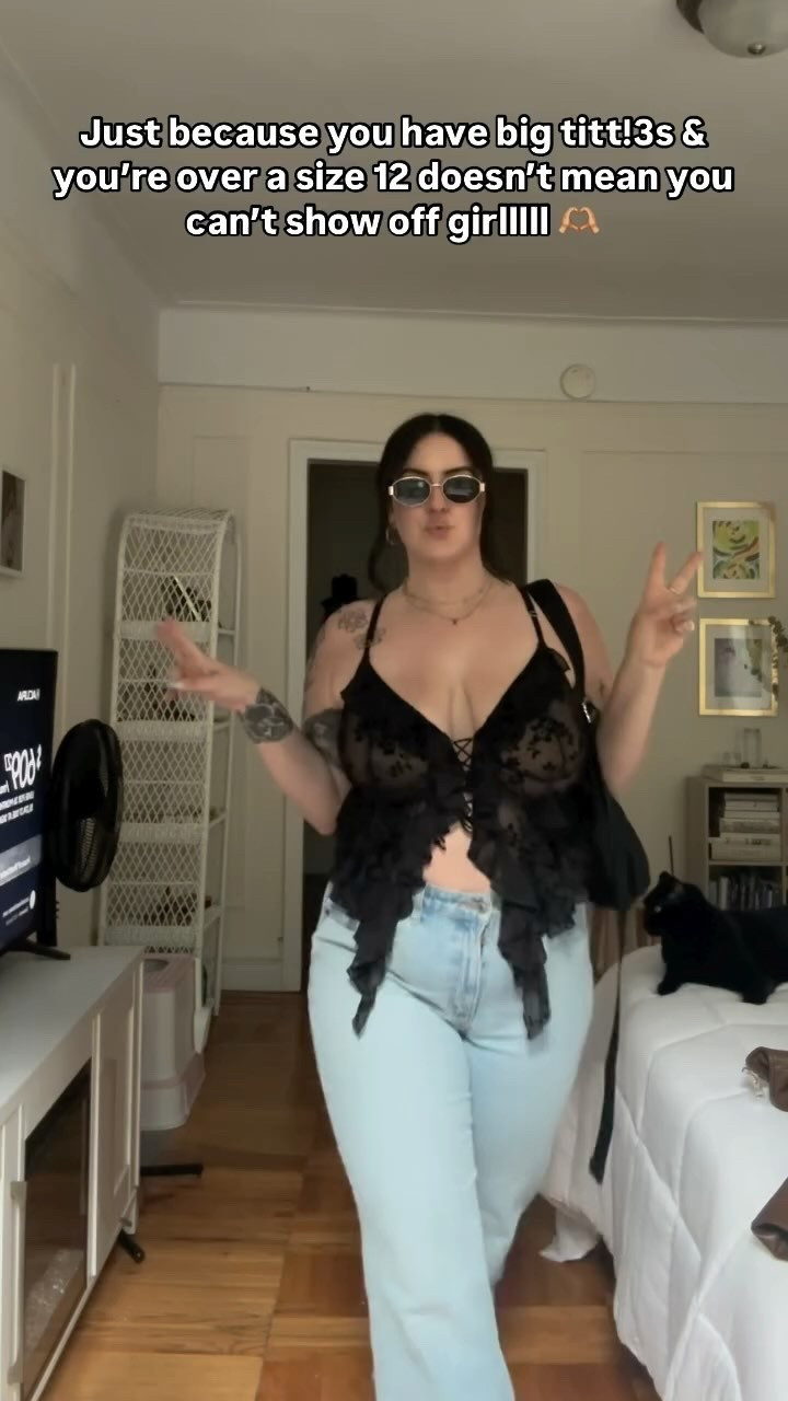 Wear the shirt, wear the skirt, show the skinnnnnnn show the fat!!!!! 

#midsize #curvy #bodyacceptance #midsizestyle #size12 #midsizeblogger #smallfat #selflove #ootd #ootdcurve