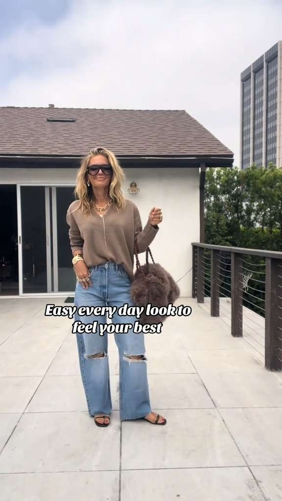 Sometimes the simplest outfits are the best 🔥 

 #LTKStyleTip #LTKShoeCrush #LTKItBag