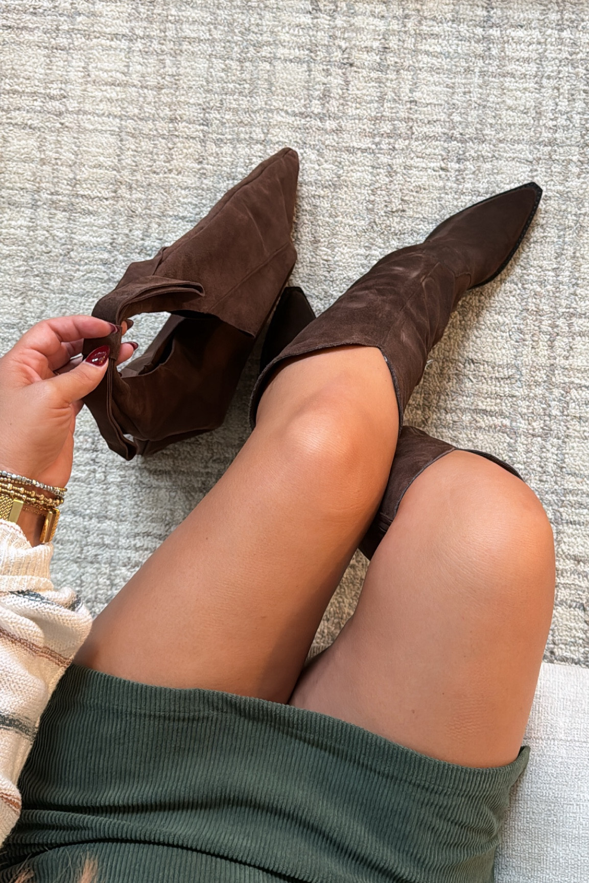 Sitting in suede this fall! @dolcevita take all my money!! 

I always size up 1/2 size in DV boots! 
Purse is beautiful 🤩 

#dolcevita #fallboots #chocolatebrown #fallboots 

#LTKStyleTip #LTKFallSale #LTKShoeCrush