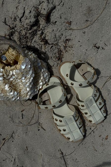 shoe crush | Freda Salvador white fisherman sandal, lulus shell bag 

#LTKstyletip #LTKshoecrush #LTKfindsunder50