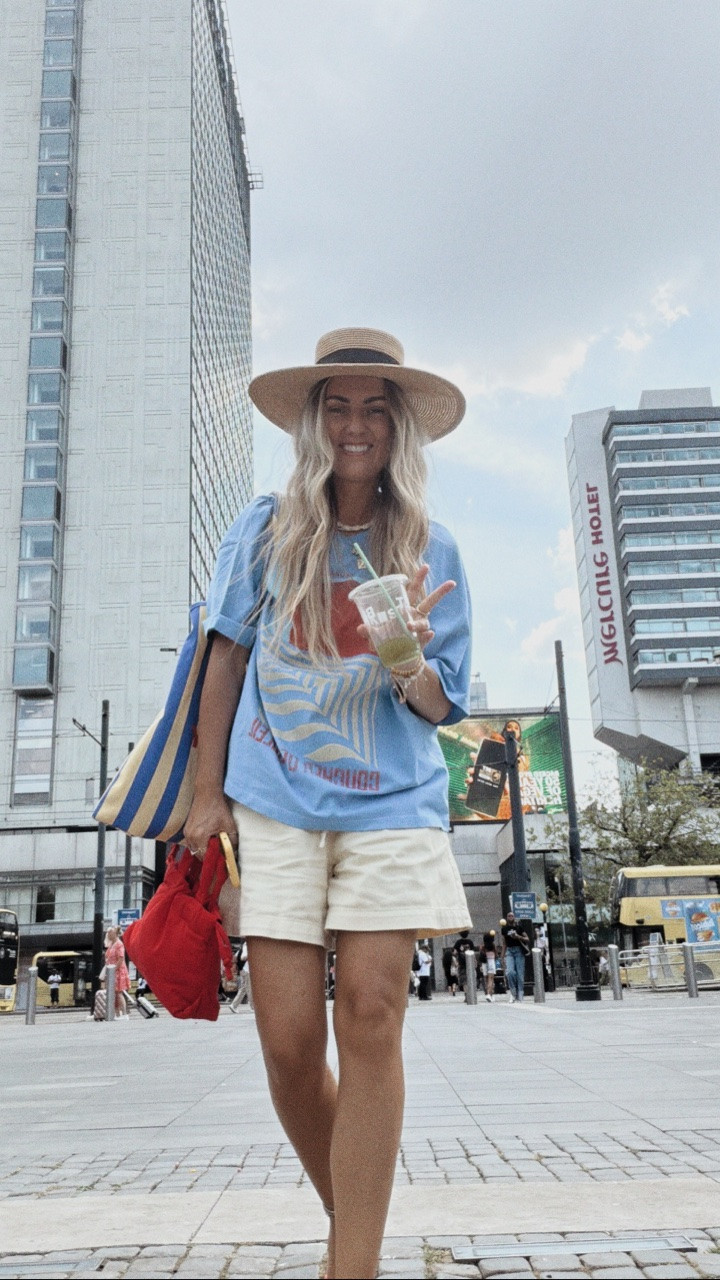 say it with me :)
beach mum stuck in the cityyyyyy 

if you want links girlies just comment SHOP & i’ll dm you them over asap xxxxxx love yall ! xxxxxxxx

OUTFIT DEETS ALAWYS XX
i’m a uk 10, 5’7
loving an oversized fit :) 

blue 🌀 graphic tee £28 @topshop @asos wearing L ( isn’t this blue just the new ‘it’ colour of the summer ! )

red 🍒 @levis mini tote £35 via @asos ( like the olend ones but a fractionnnn of the price ! )

cream 🐚 elasticated light denim shorts £14 !!! ( say whatttt ) @tuclothing 

stripe 🍋 blue lemon tote bag £20 @jimmyfairly ( I’LL ADD LINK TO JULY HIGHLIGHTS ON MY PAGE XX )

tomato 🍅 flip flops £23 @havaianaseurope @schuh 

hat 👒 old but i’ll link similar i can find ! xxxx

have the best week yall ! xxx

previous pr @petillermanagement ✌🏽
#mumstyle #fitcheck #mumstyleuk #highstreetfashion #beachstyle