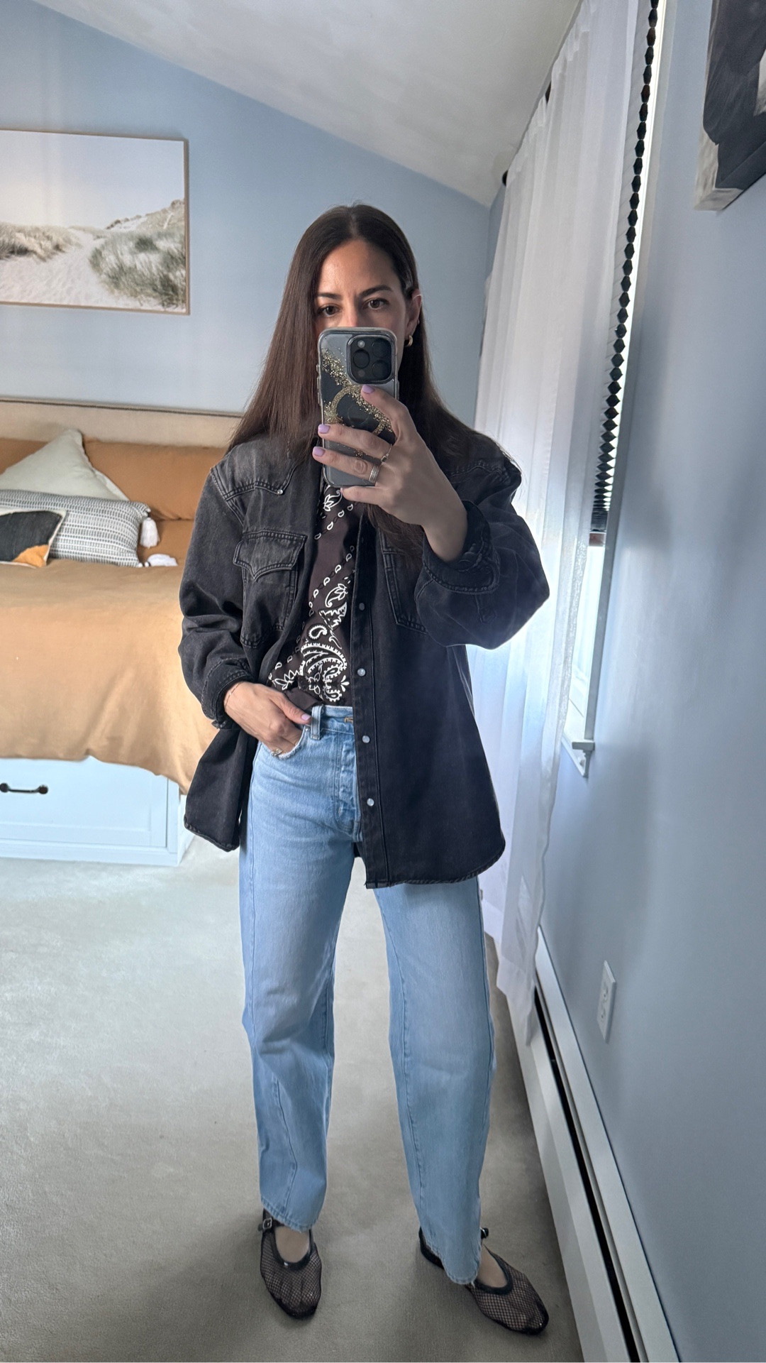 Love this handkerchief look in a tshirt! It’s high, quality, thicker and boxy. Just how I like! Paired with a favorite @Madewell Jean and fun black jellies!
🛍️also select jeans 30-50% off @Madewell 
Sizing:
Top-xs
Jeans- 24/r